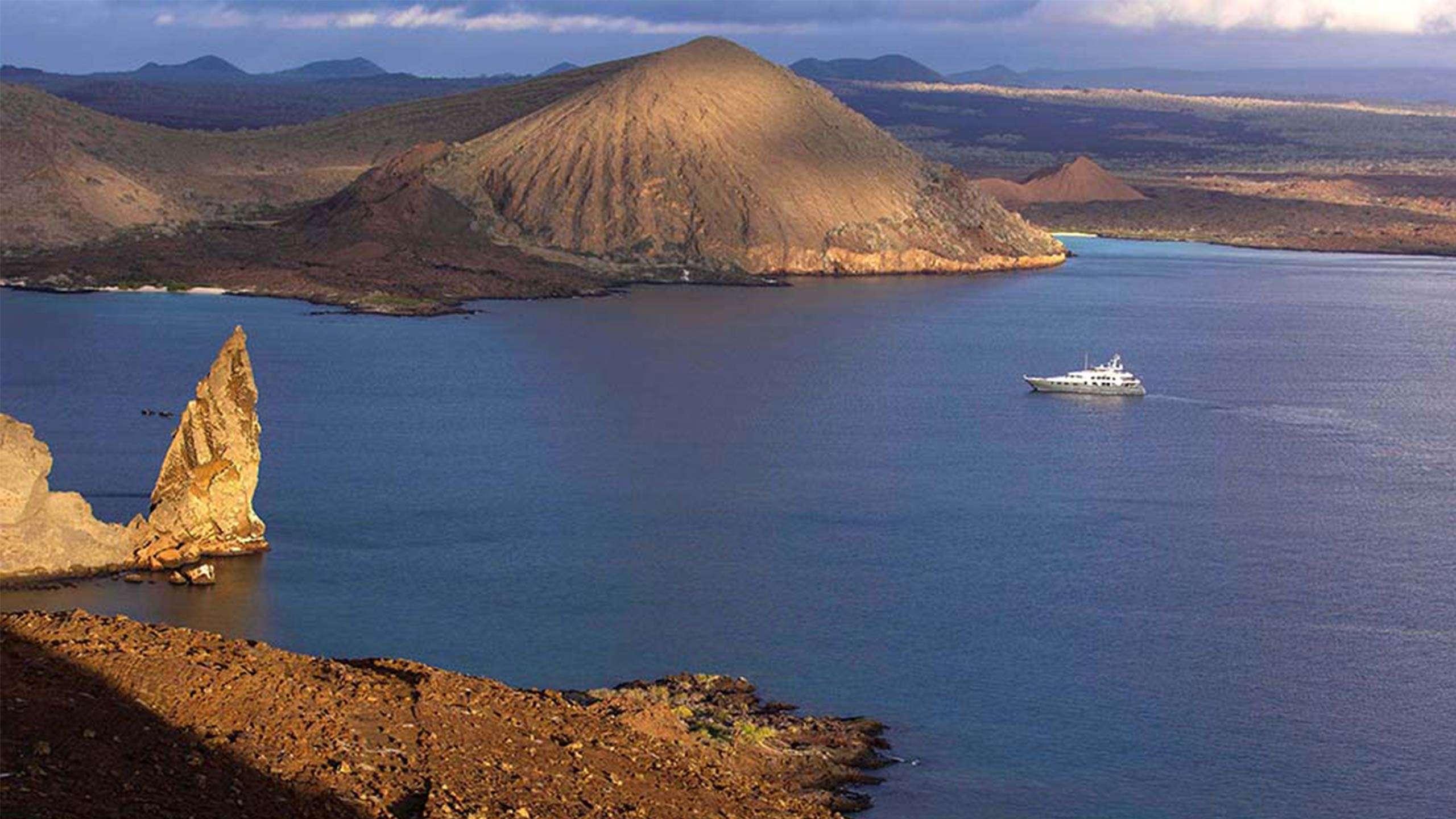 Ultimate Luxury Aqua Mare East Galapagos Superyacht Expedition 8D7N (Baltra Island to Santa Cruz Island) 