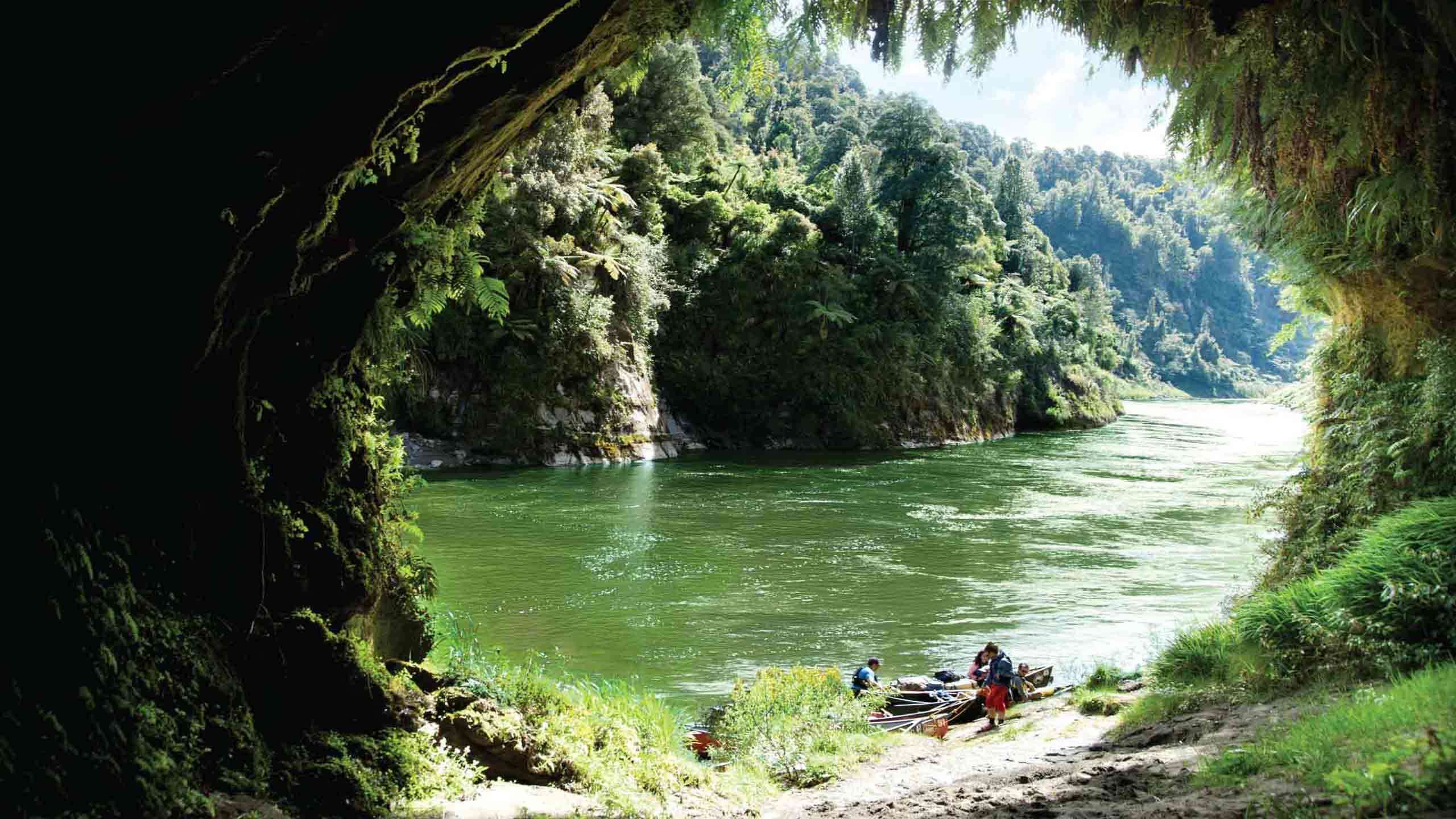 The Classic Tongariro Walk & Whanganui River Canoe 3D2N, Fully Guided