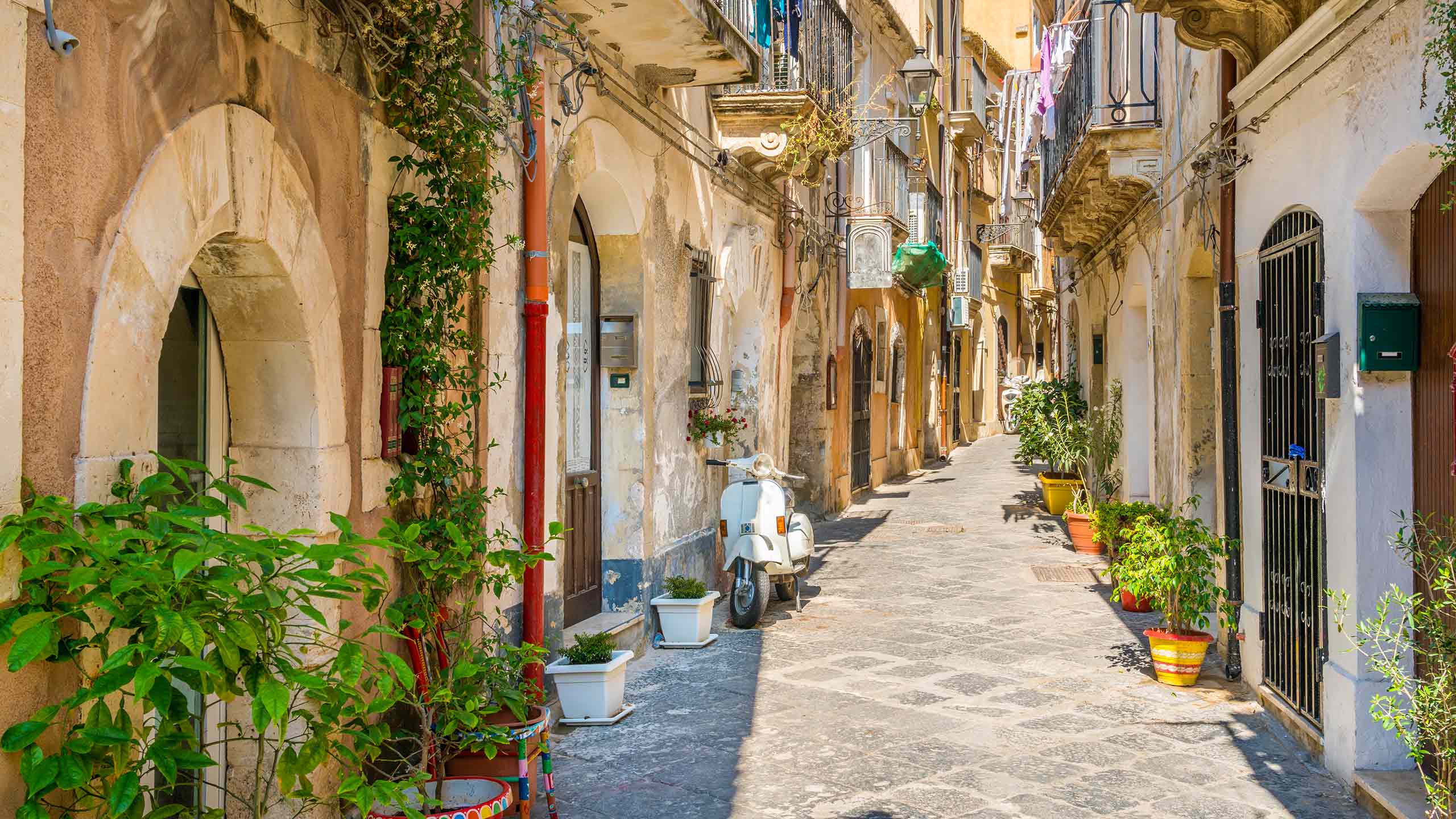 ortigia-siracusa-old-town-sicily-italy
