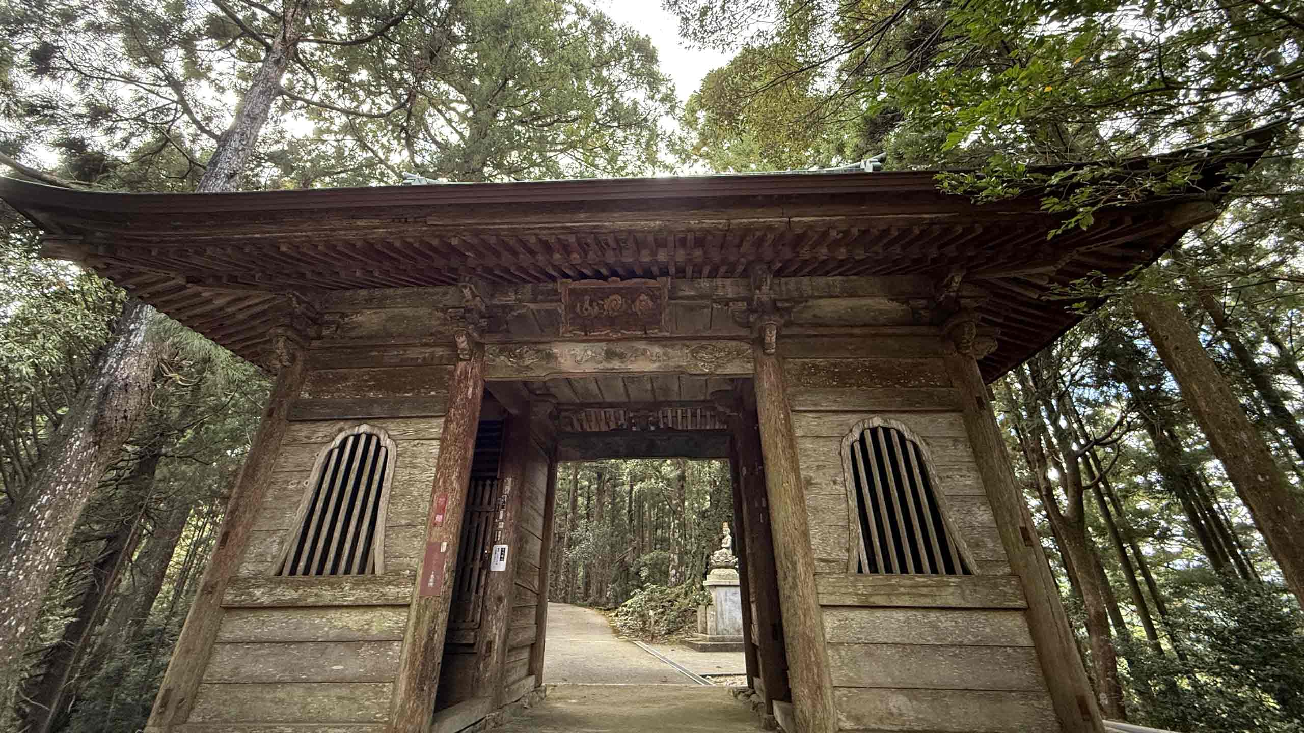 shikoku-henro-pilgrimage-walkers-with-pilgrim-attire
