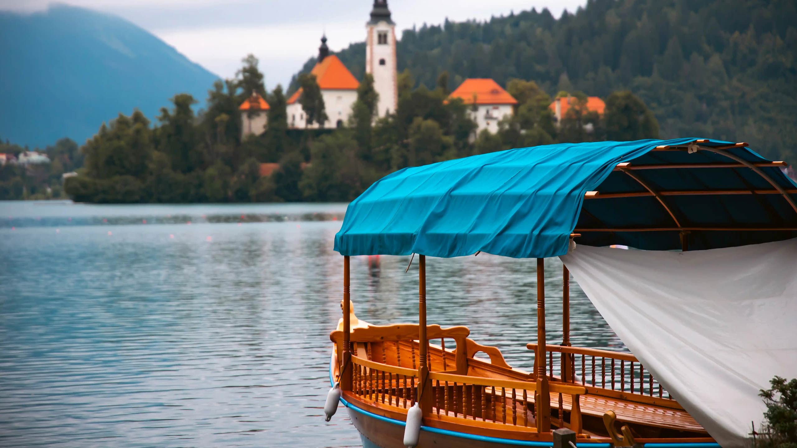 traditional-wooden-boat-pletna-lake-bled-carniola-slovenia-shutterstock2599525293.