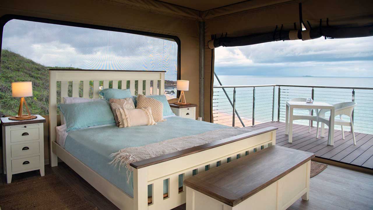 banubanu-beach-retreat-penthouse-bungalow-bed