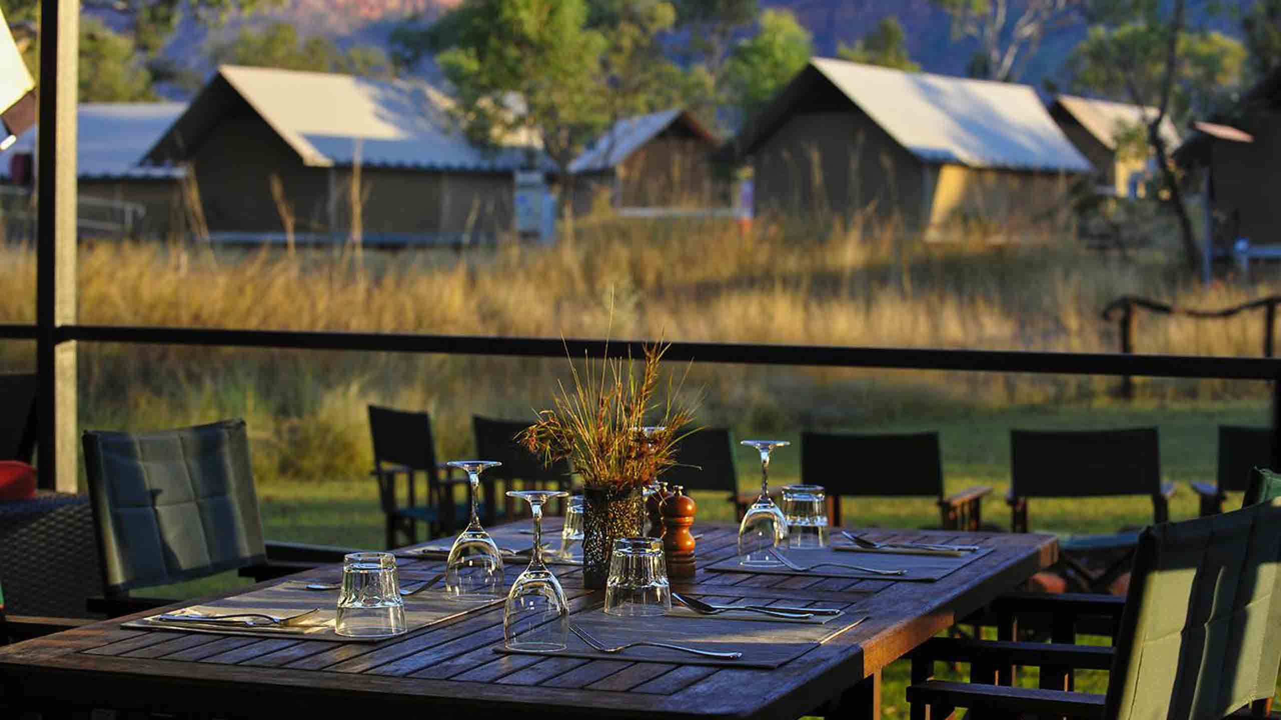 australia-wa-kimberley-bell-gorge-wilderness-lodge-sun-setting-table