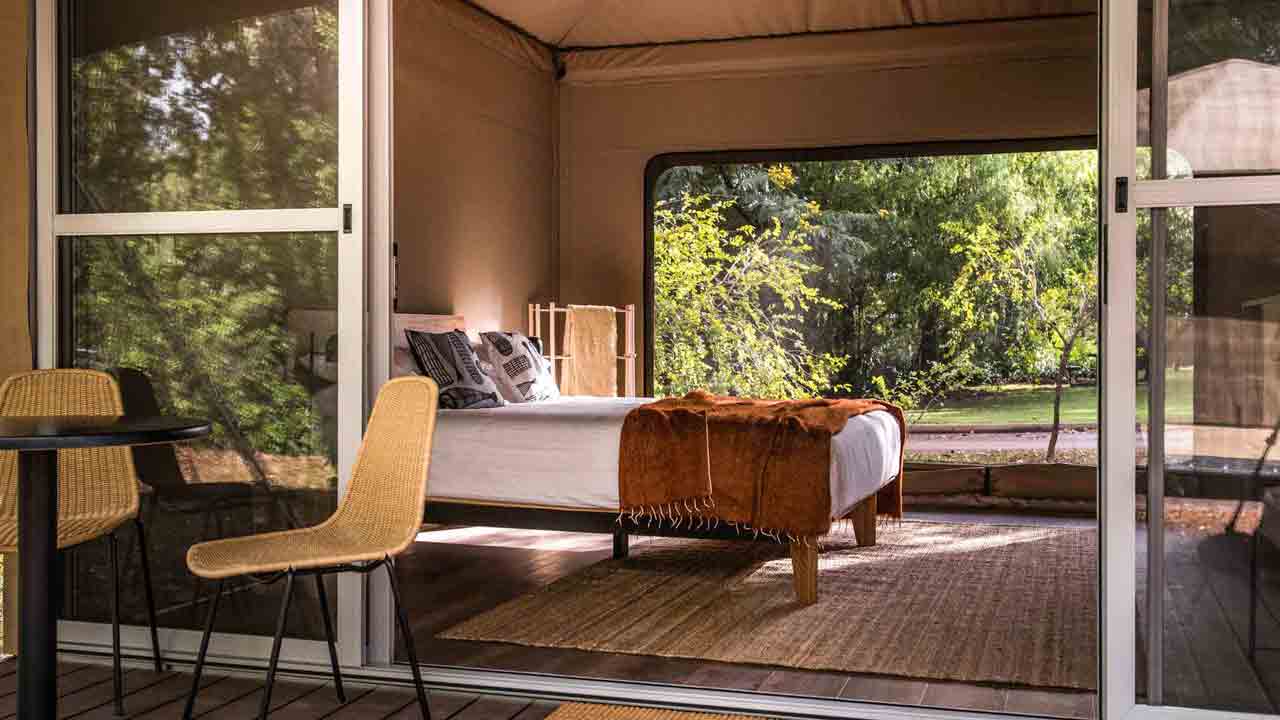 cooinda-lodge-kakadu-australia-northern-territory-through-to-bedroom
