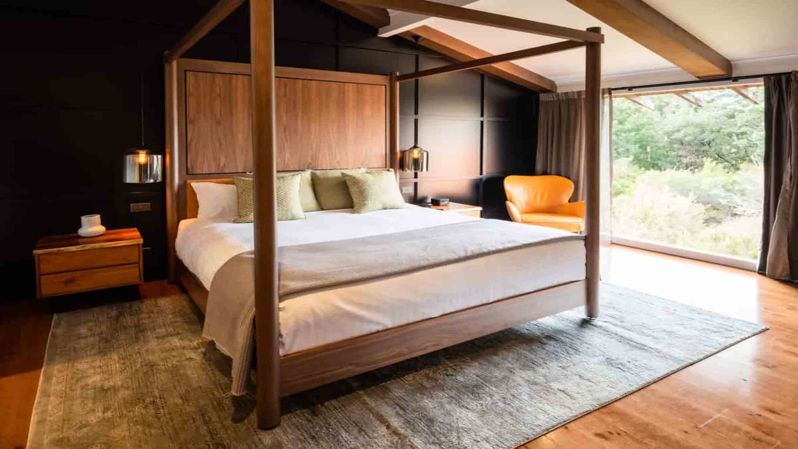 cradle-mountain-lodge-tasmania-room-bed