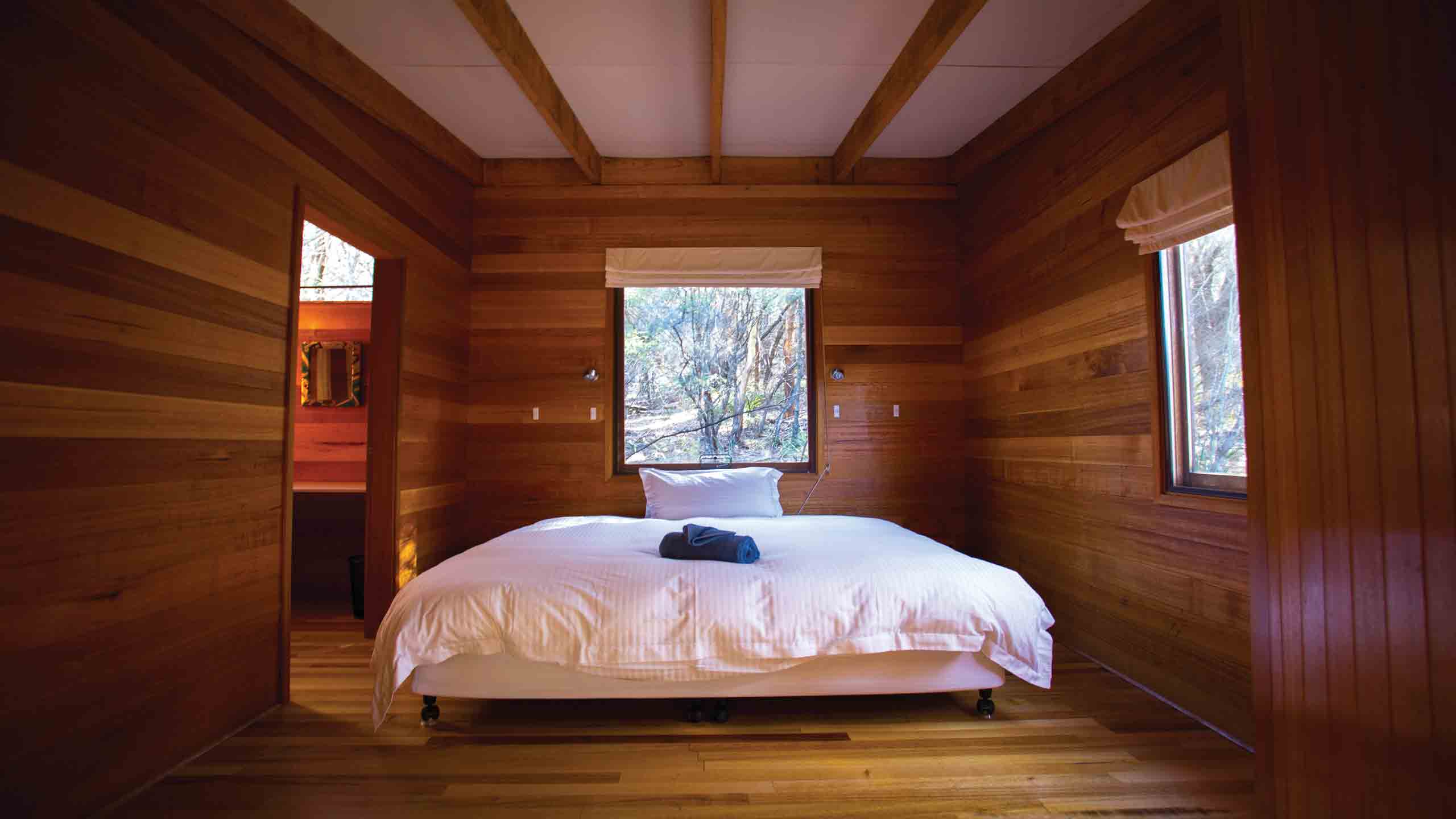 friendly-beaches-lodge-freycinet-tasmania-bedroom