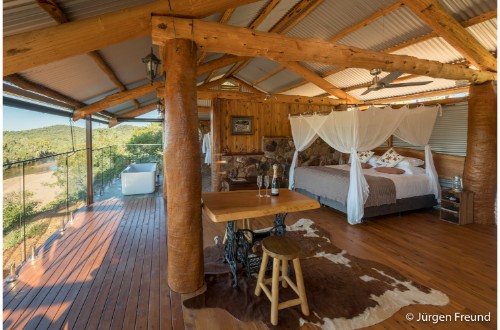 gilbert-outbacl-retreat-cairns-australia-luxury-accommodation-bedroom-baclony-tub-view