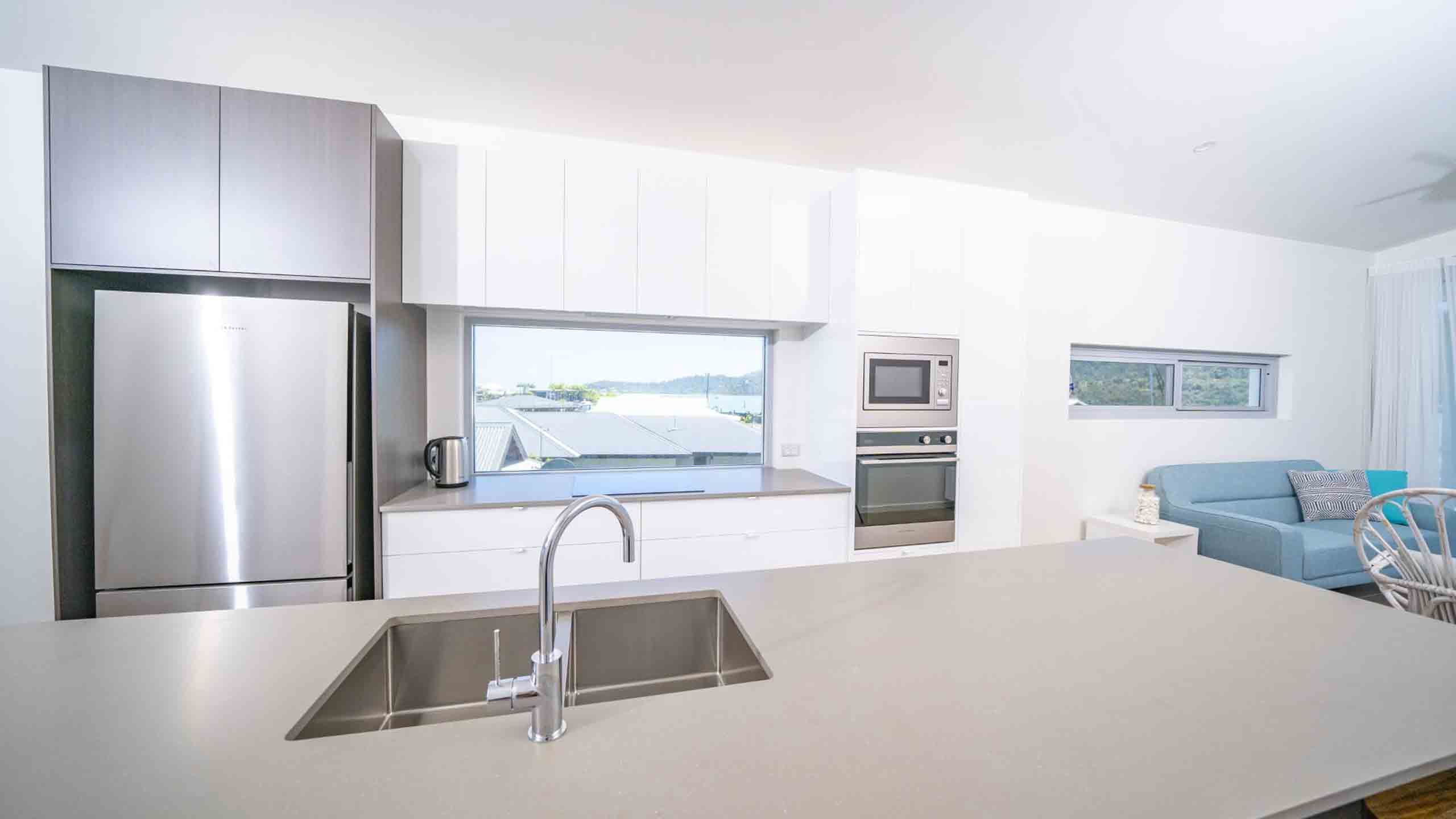 harbour-cove-airlie-beach-great-barrier-whitsundays-apartment-kitchen-sink-area