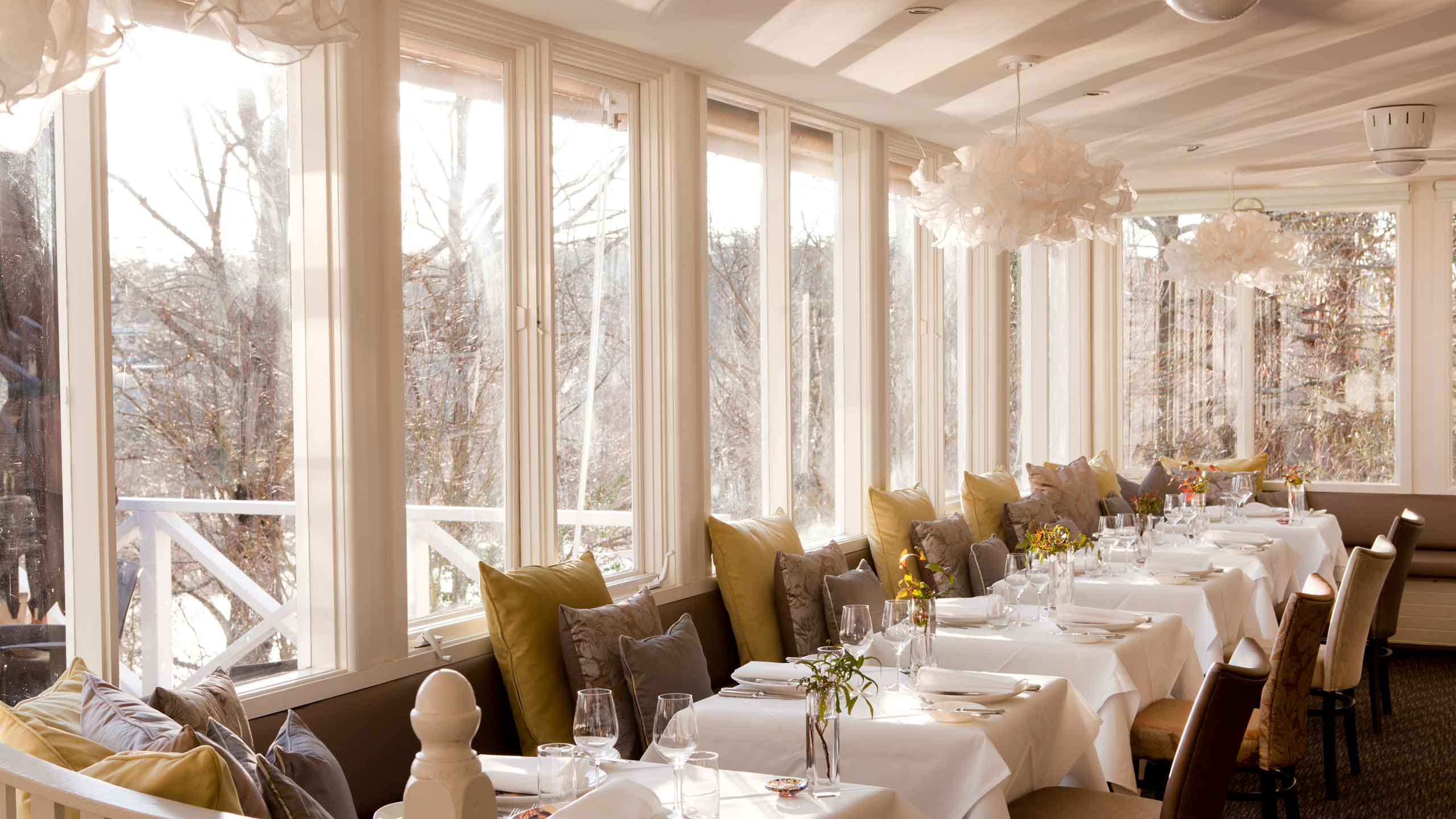 lake-house-daylesford-victoria-luxury-restaurant-at-day