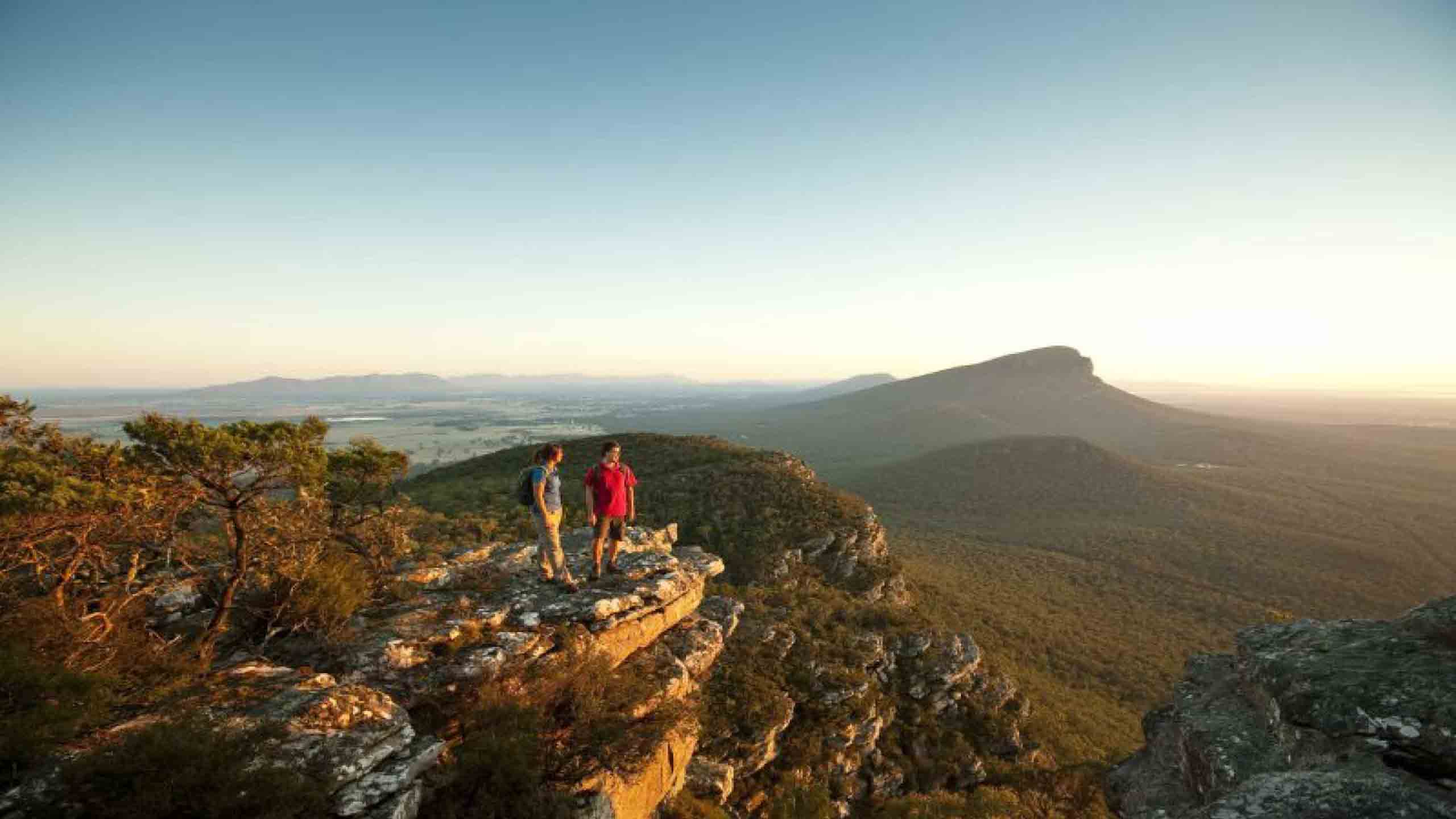 grampian-peaks-trail-hikers-victoria-australia