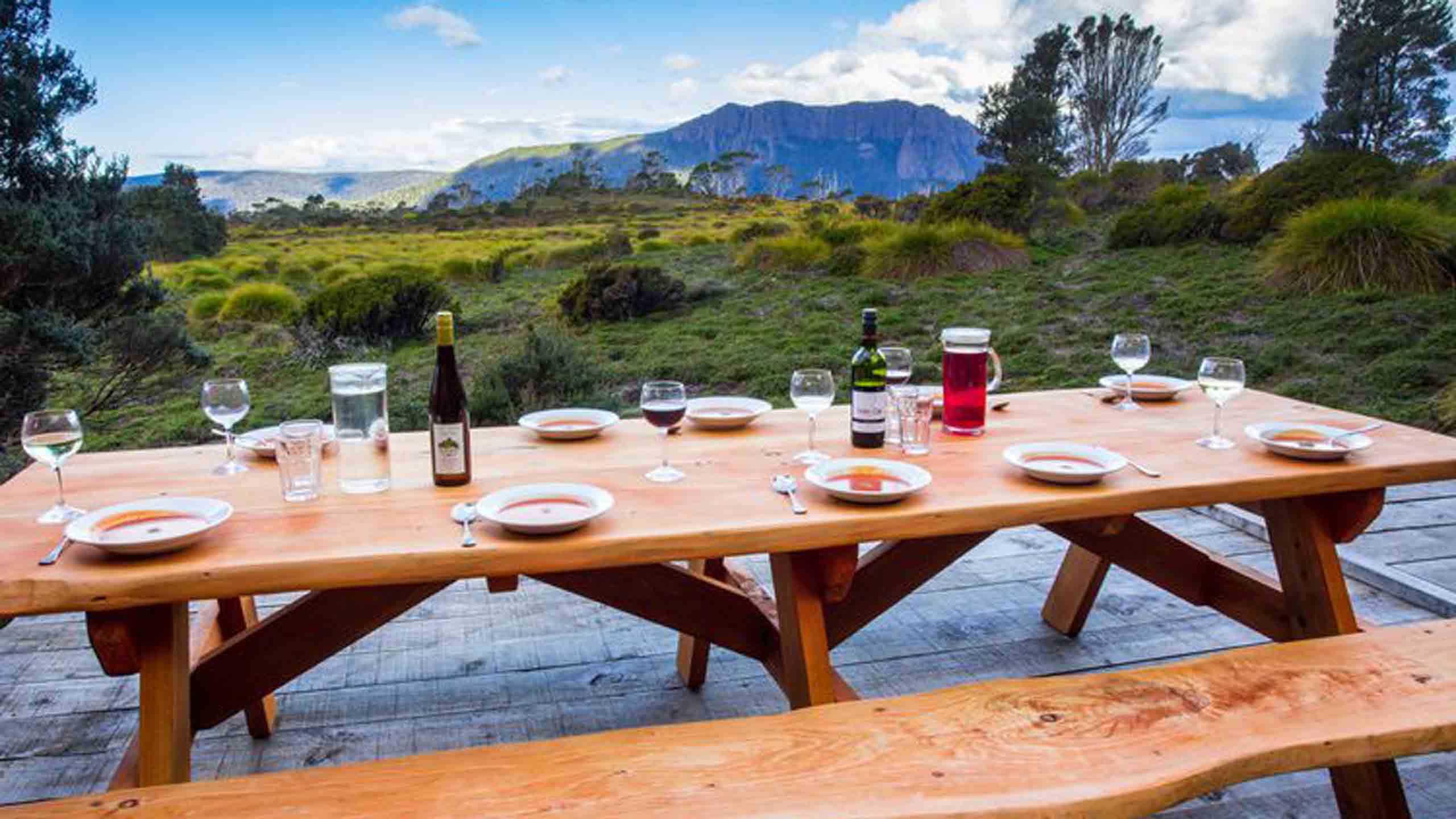 private-cradle-huts-cradle-mountain-overland-track-outdoor-dining