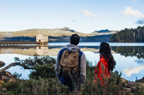 tasmania-cradle-mountain-lake-st-clair-pumphouse-point-hikers-overlloking-lake-view