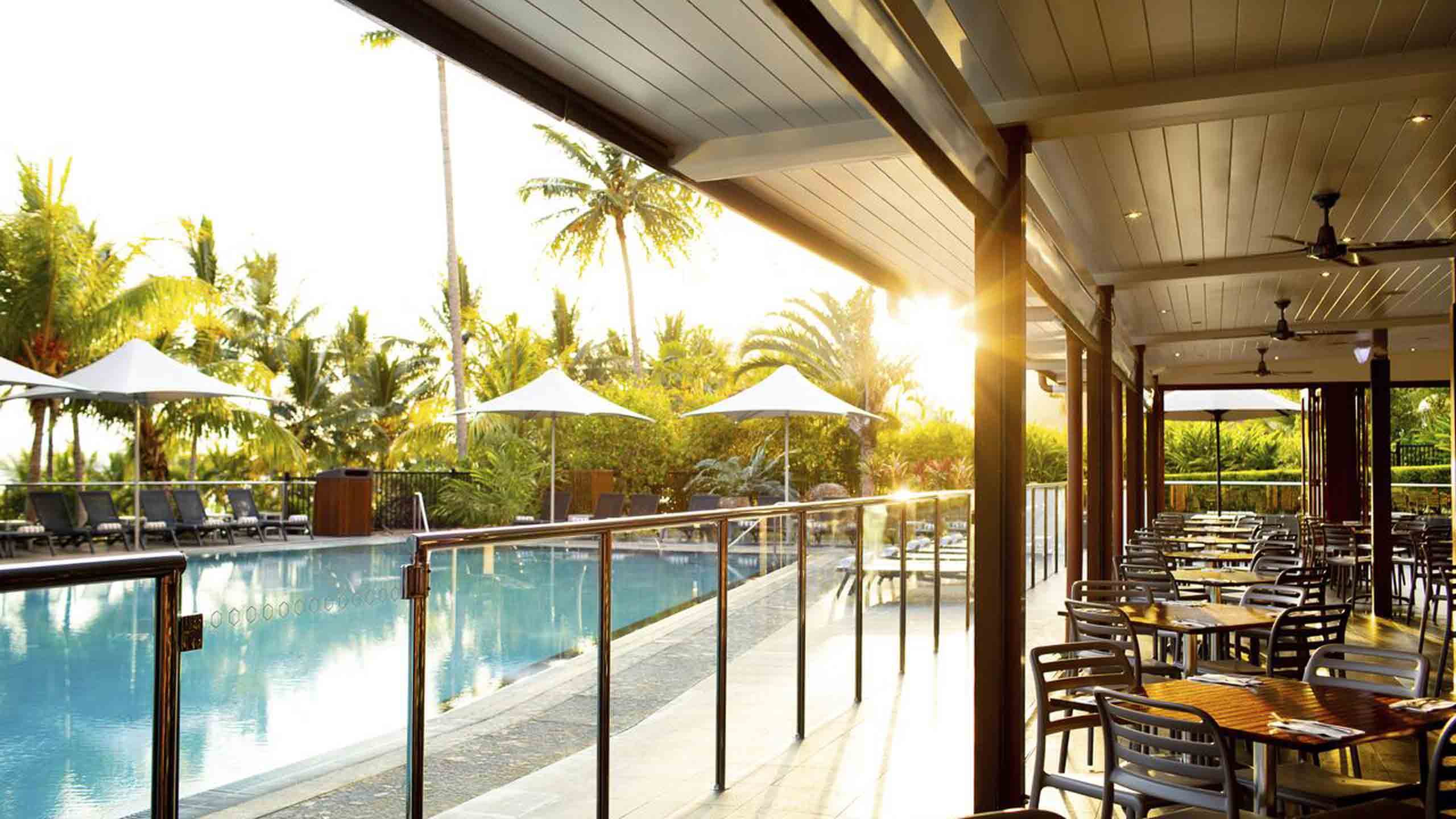 reef-view-hotel-great-barrier-reef-whitsundays-dining-poolside