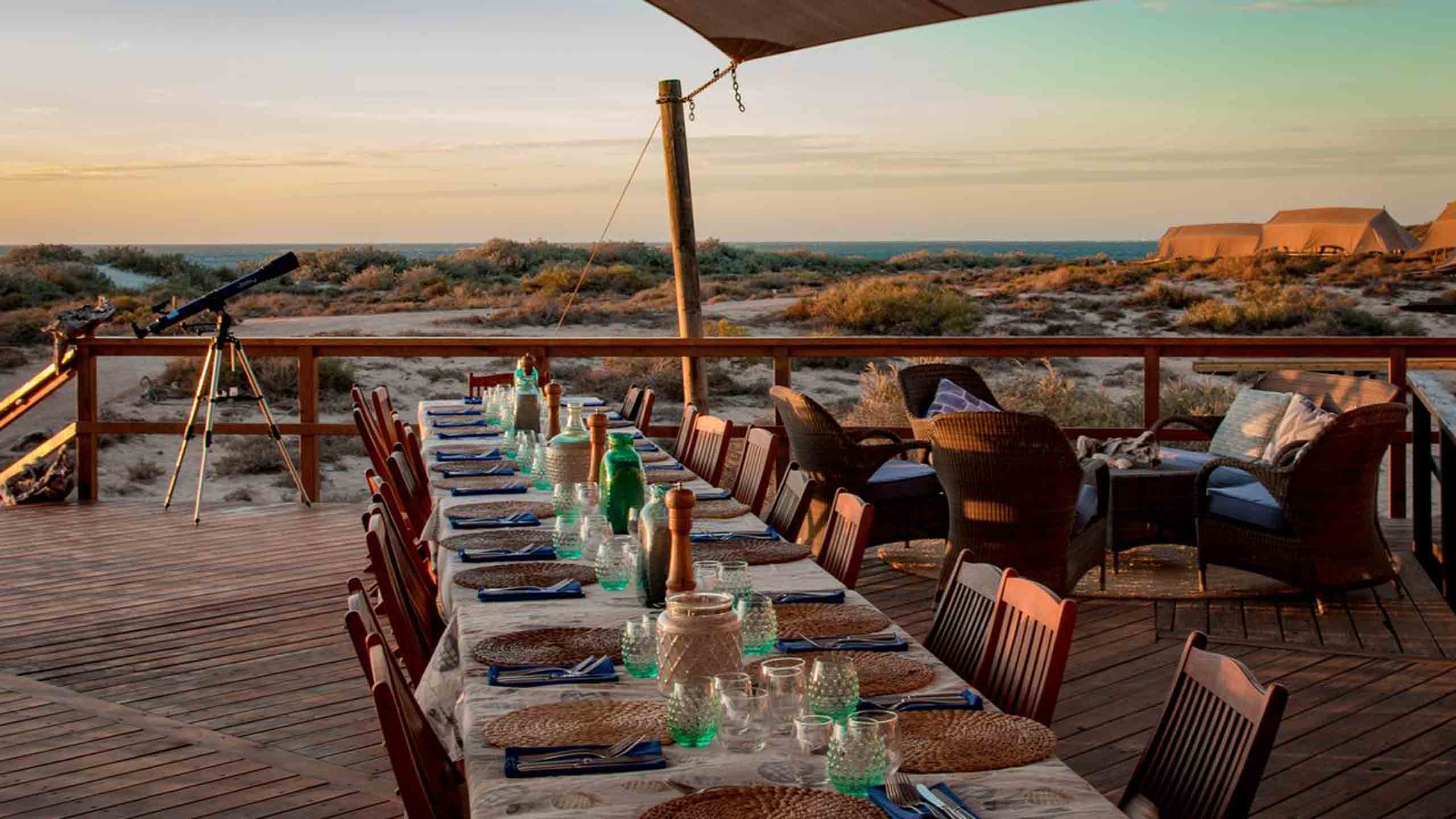 sal-salis-nigaloo-reef-dining-table-at-sunset