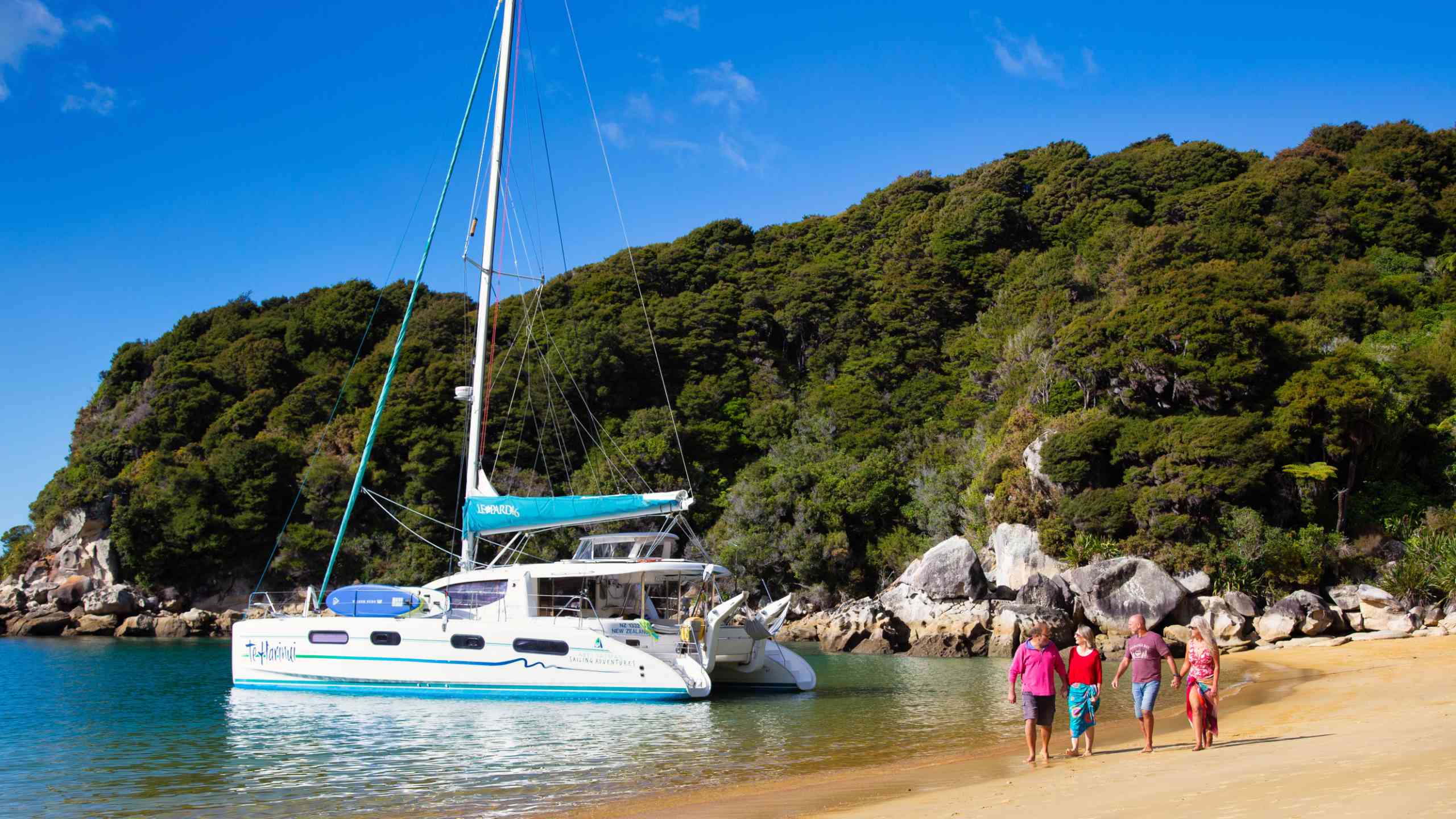 te-harinui-abel-tasman-nelson-south-island-new-zealand-sail-catamaran-couple-beach-stroll-walk