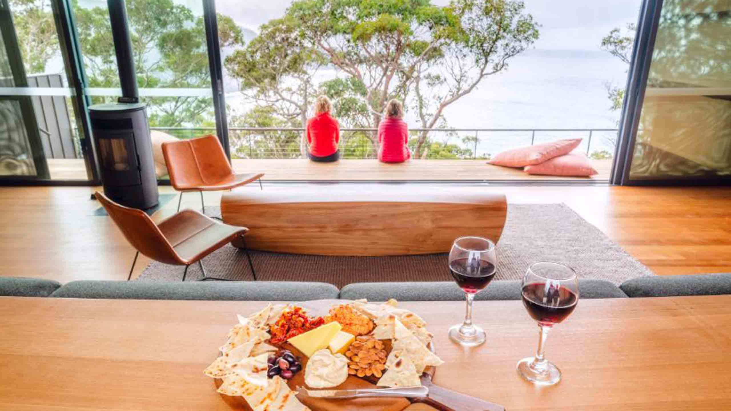 Tasmanian-wine-and-cheese-in-the-Cape-Pillar-Lodge-Lounge