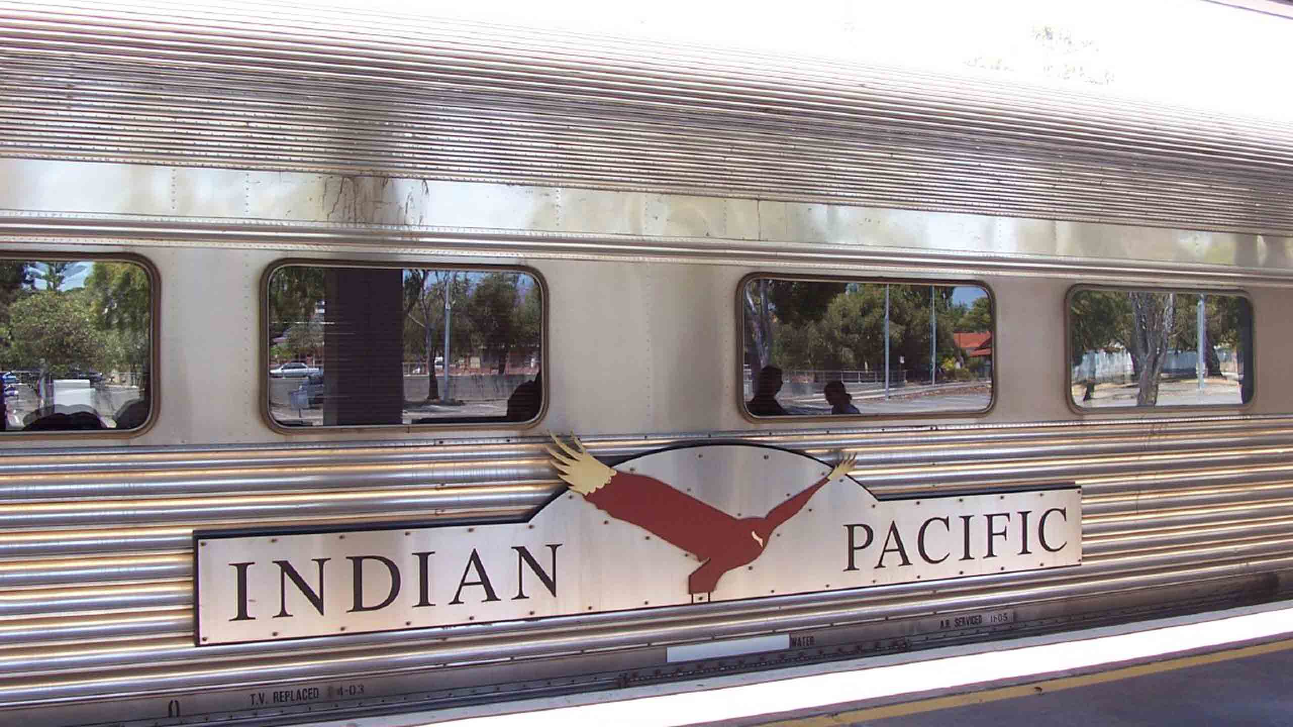 Indian-pacific-rail-accommodation-on-platform
