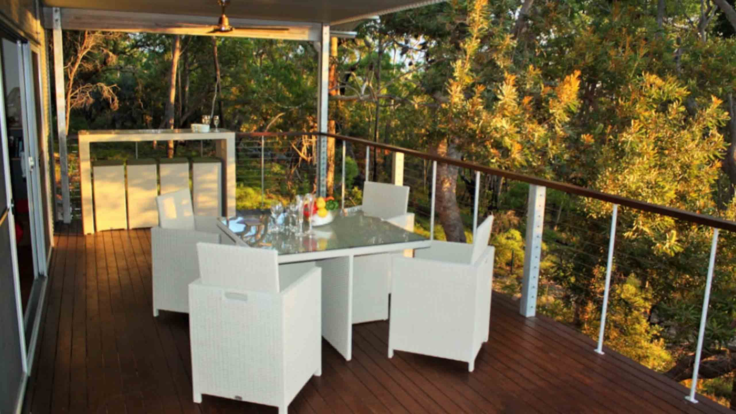waiuta-retreat-queensland-fraser-island-outdoor-deck-dining