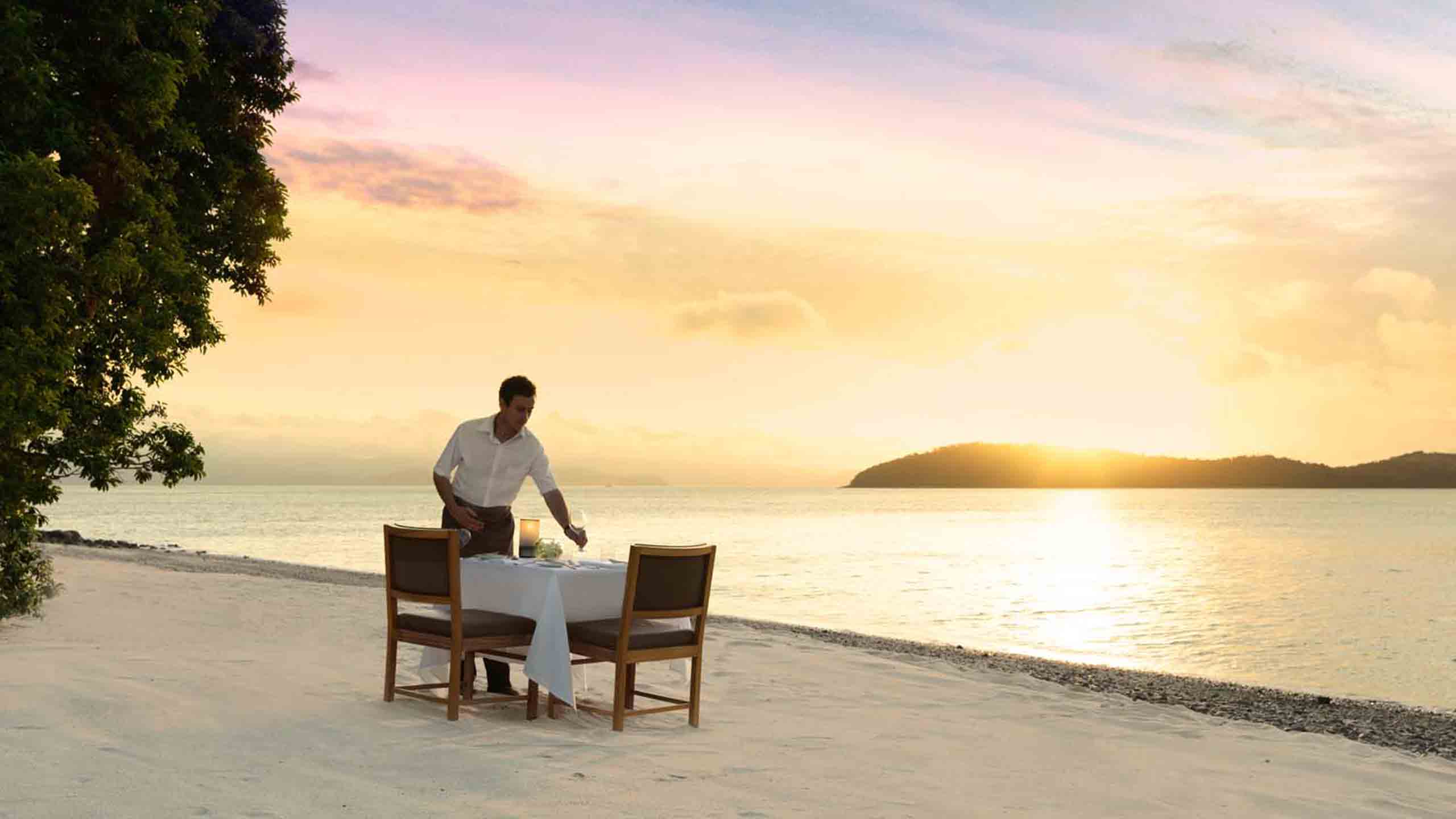qualia-whitsundays-great-barrier-reef-pebble-beach-dining-sunset