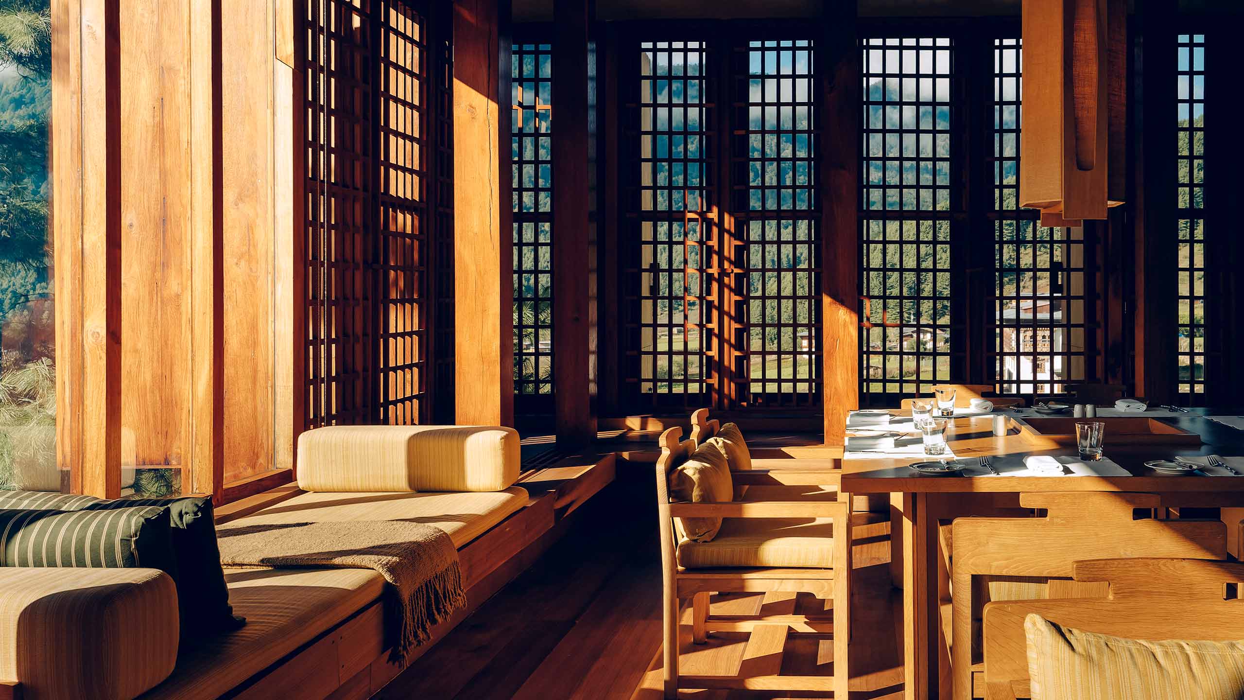 amankora-bhutan-gangtey-dining-experience-lodge-dining-room