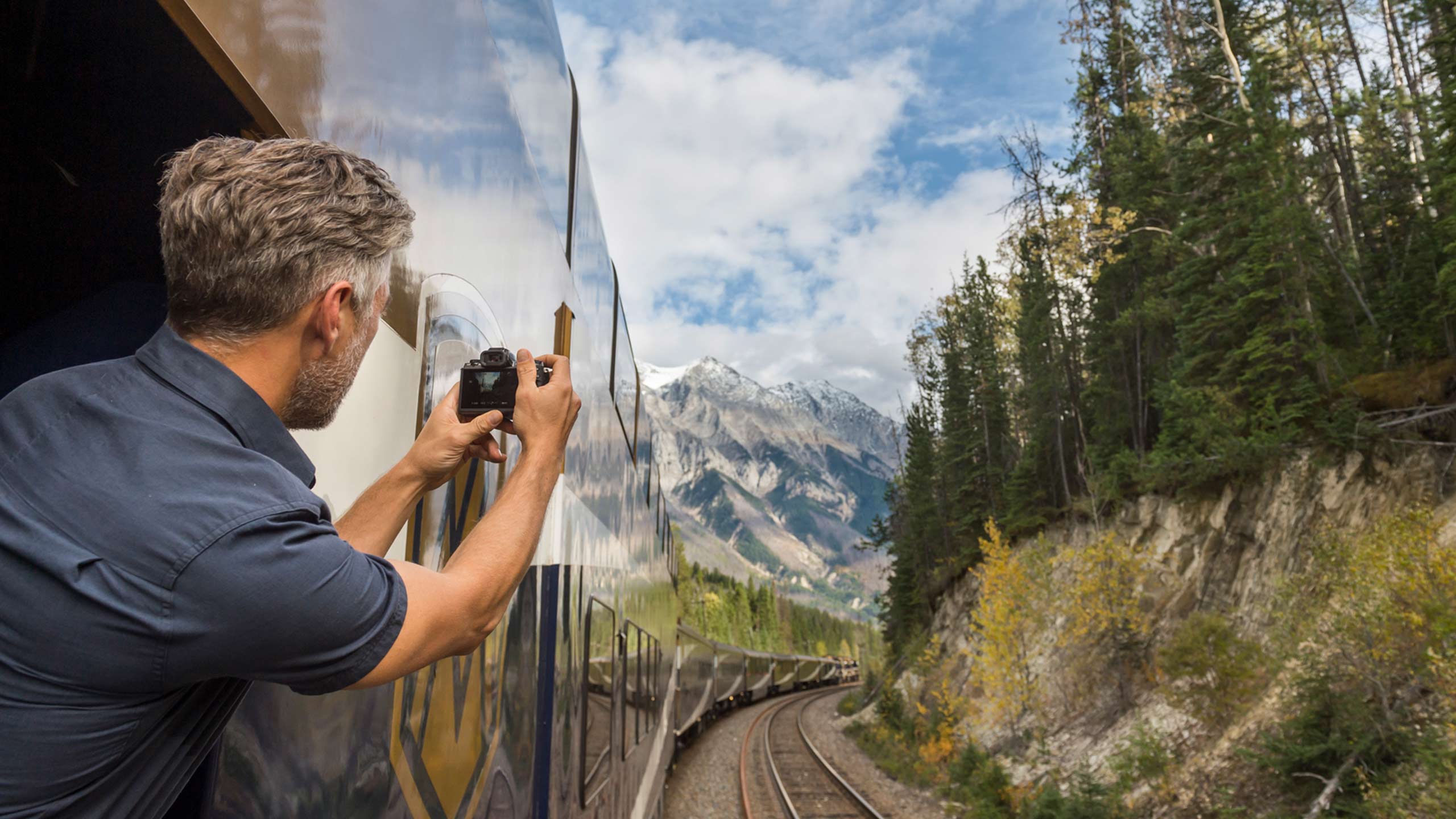 rocky-mountaineer-luxury-rail-goldleaf-service-onboard-outdoor-viewing-platform-view