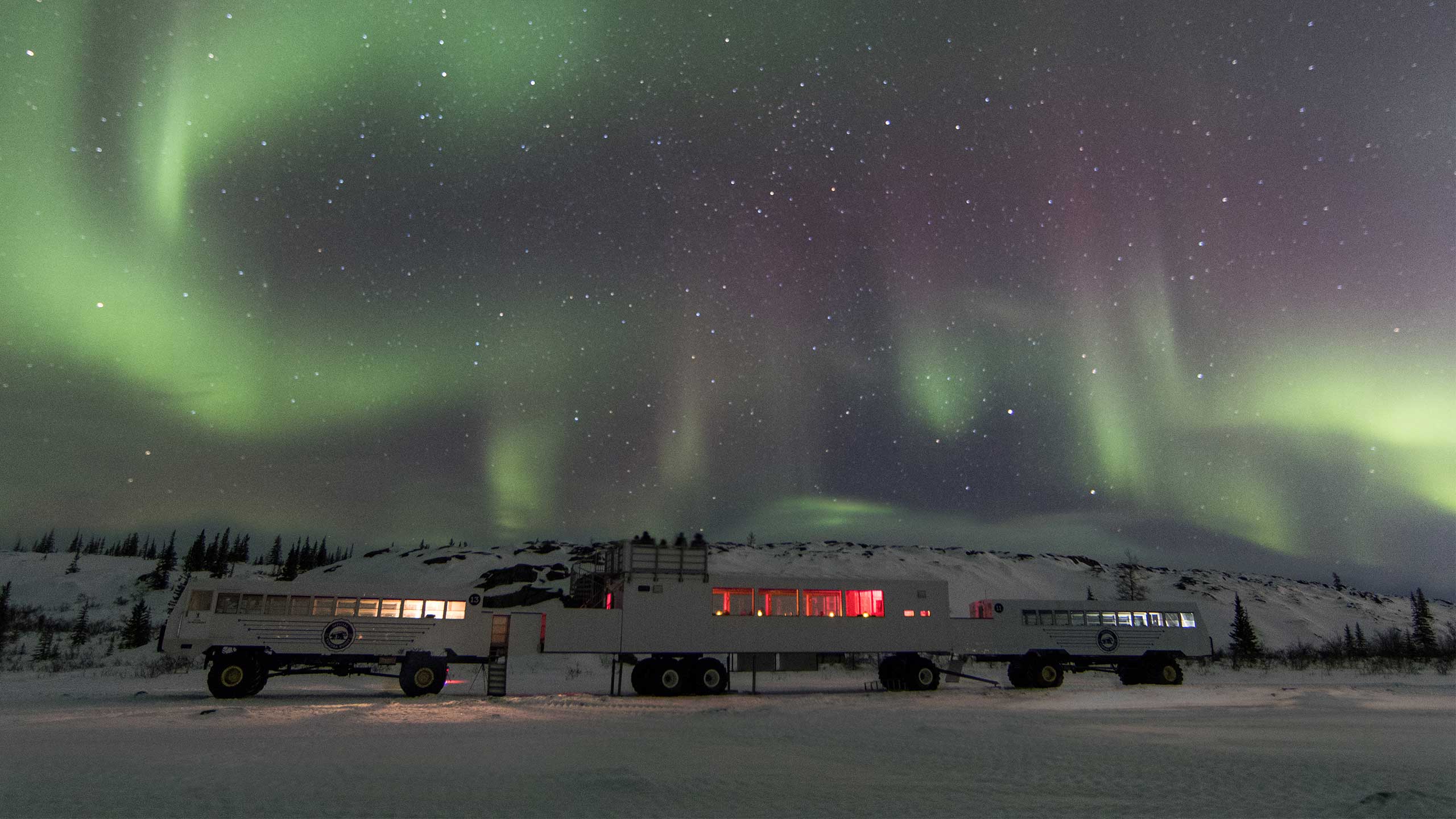 tundra-buggy-lodge-canada-northern-lights-view