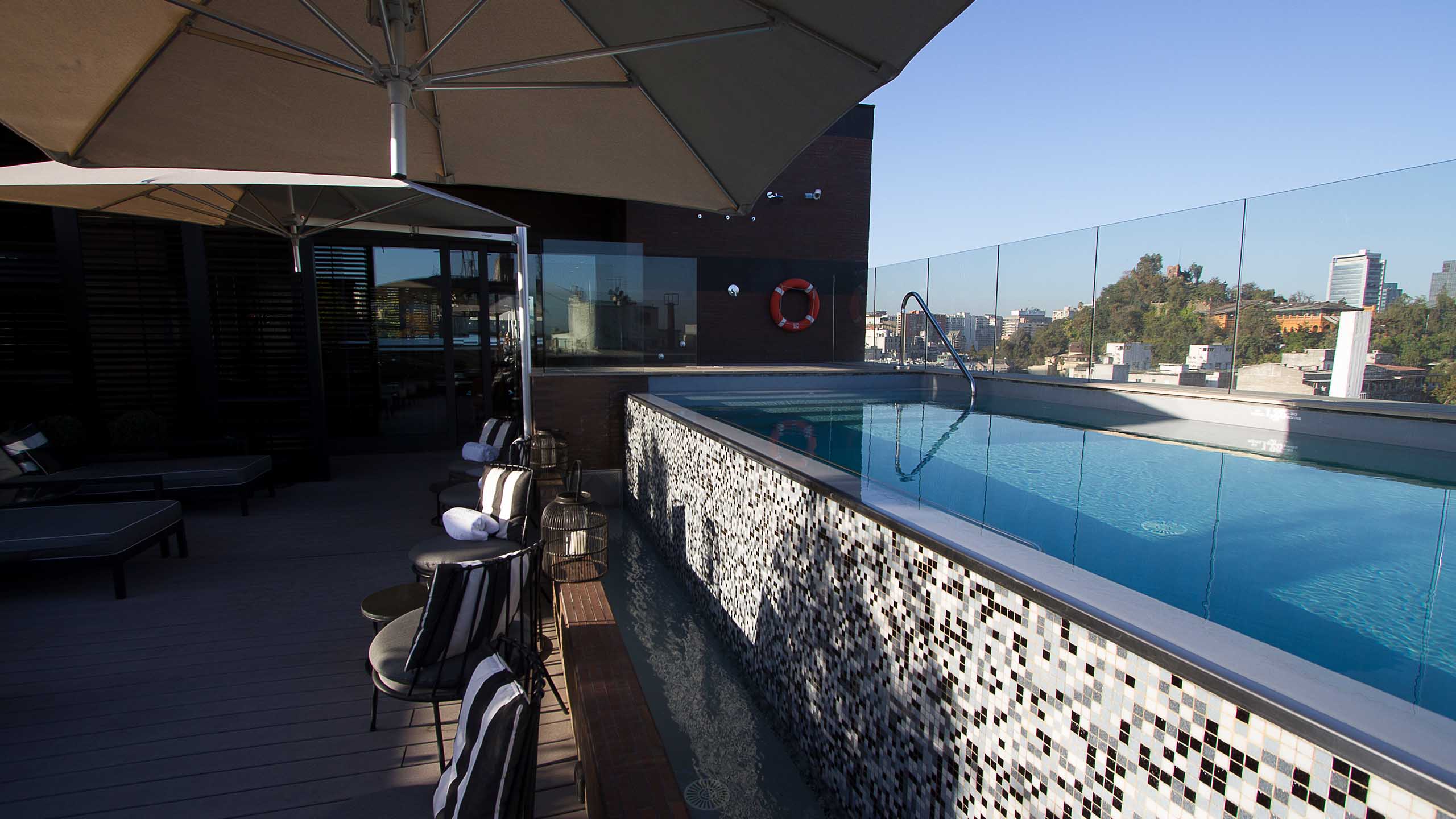 the-singular-santiago-lastarria-hotel-chile-rooftop-pool