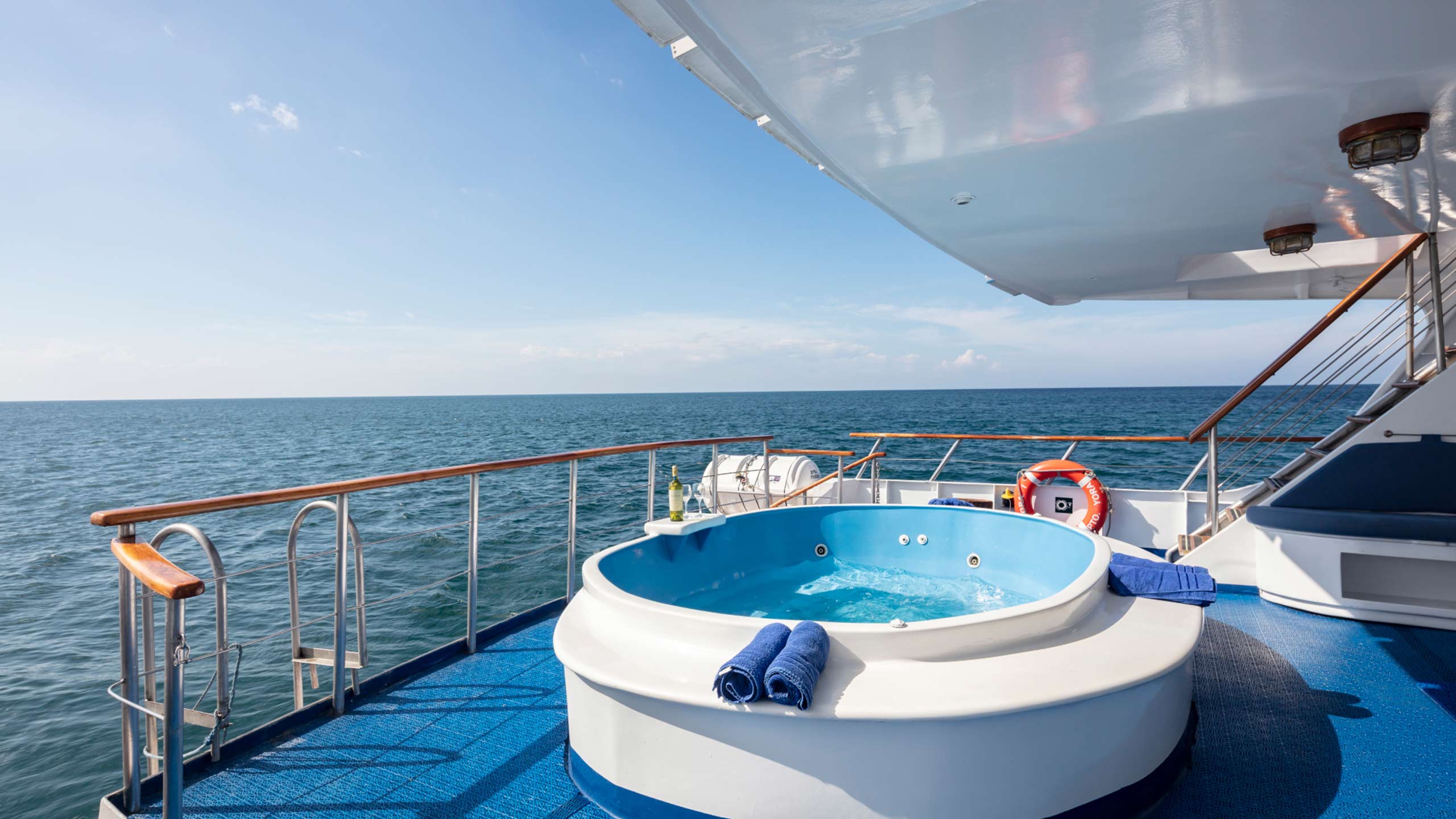 coral-i-and-coral-ii-galapagos-cruises-jacuzzi