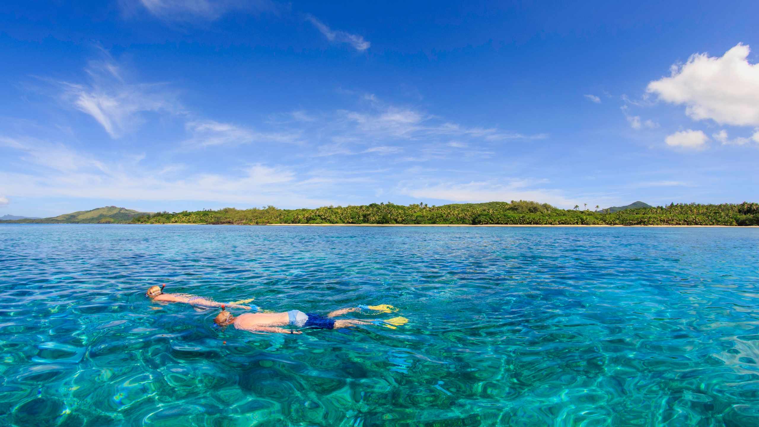 navutu-star-resort-fiji-couple-snorkelling