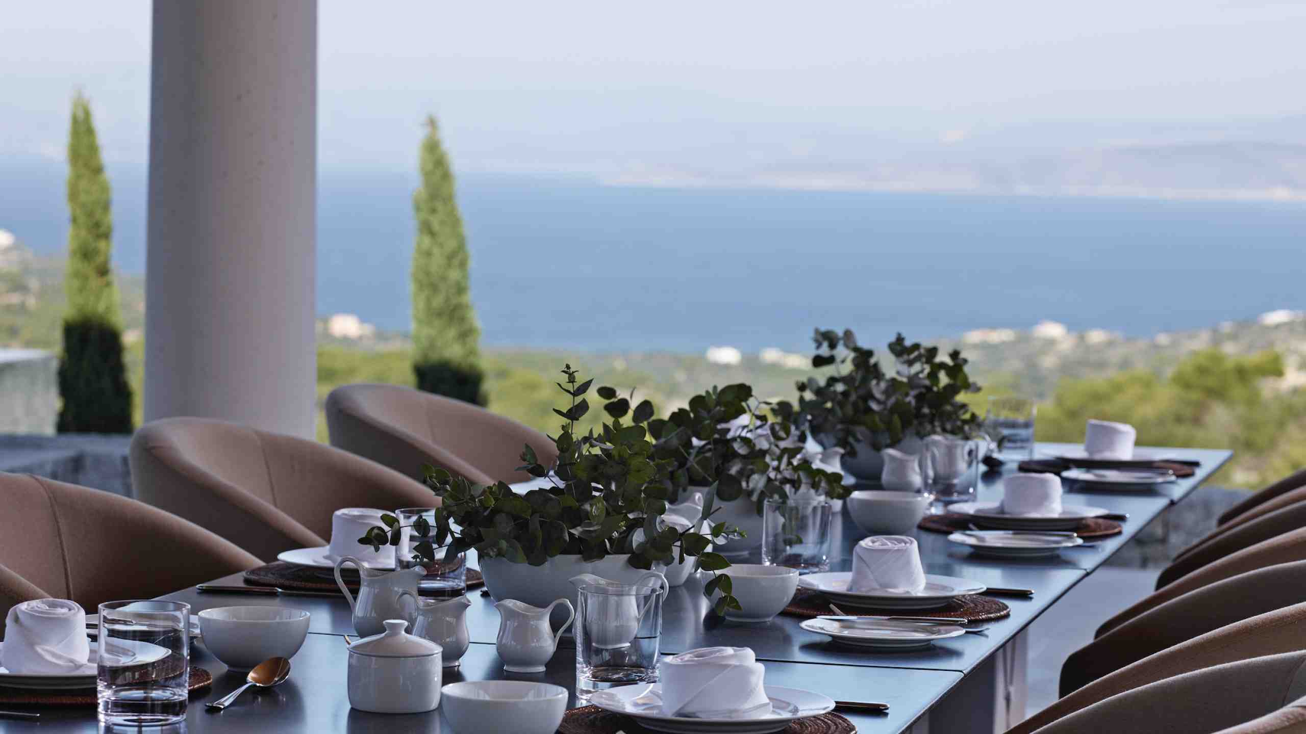 dining-outdoor-with-ocean-view-amanzoe-greece