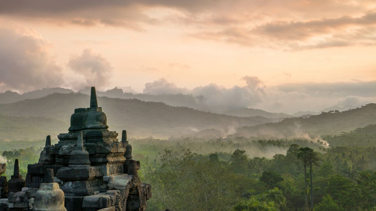 amanjiwo-luxury-resort-borobudur-java-indonesia-Borobudur-views
