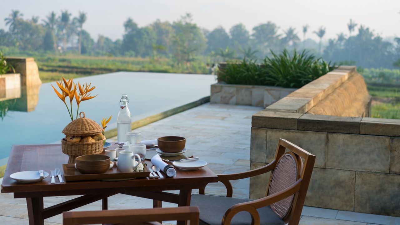 amanjiwo-luxury-resort-borobudur-java-indonesia-dining-by-the-pool