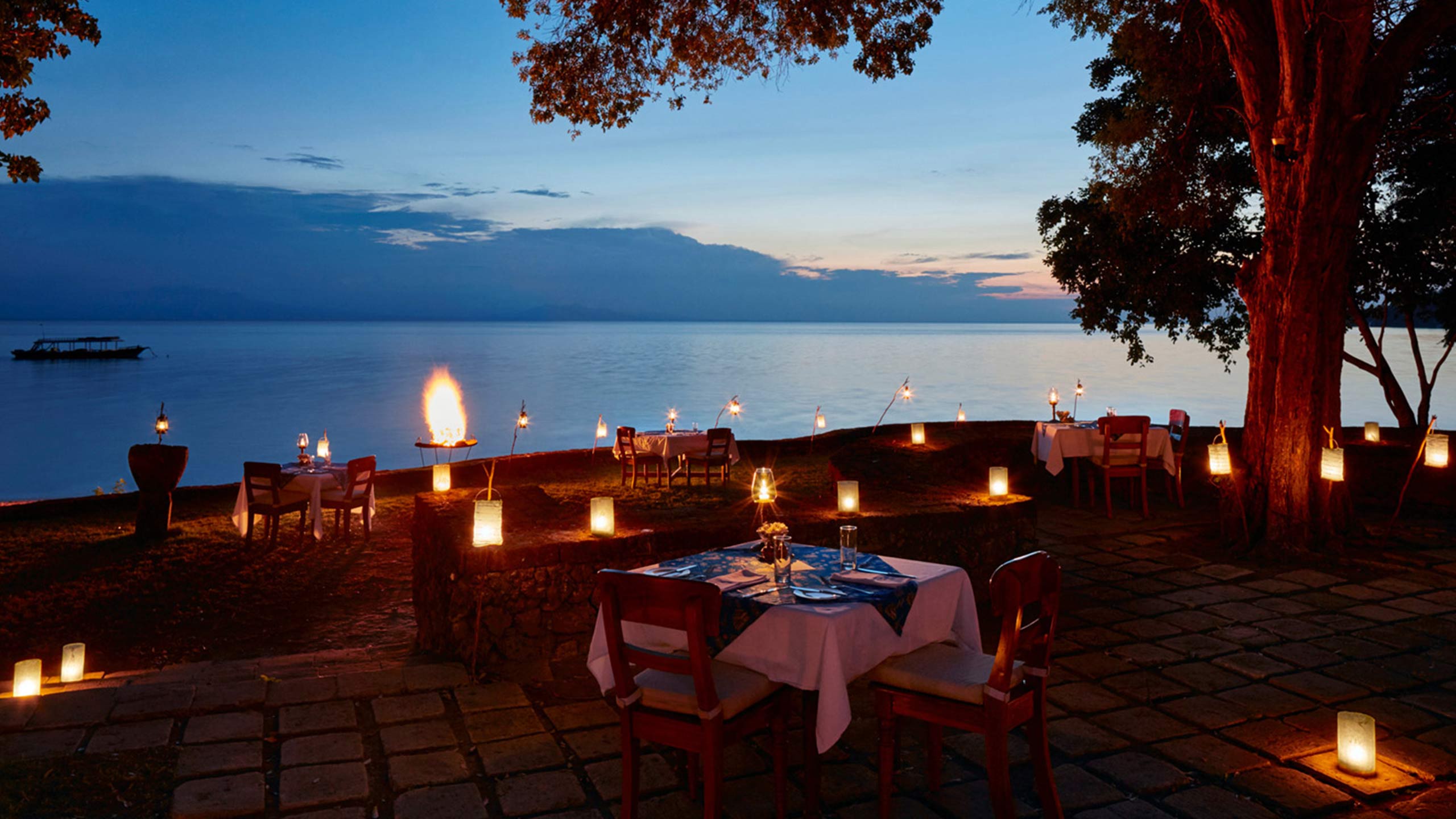 amanwana-indonesia-outdoor-restaurant-night