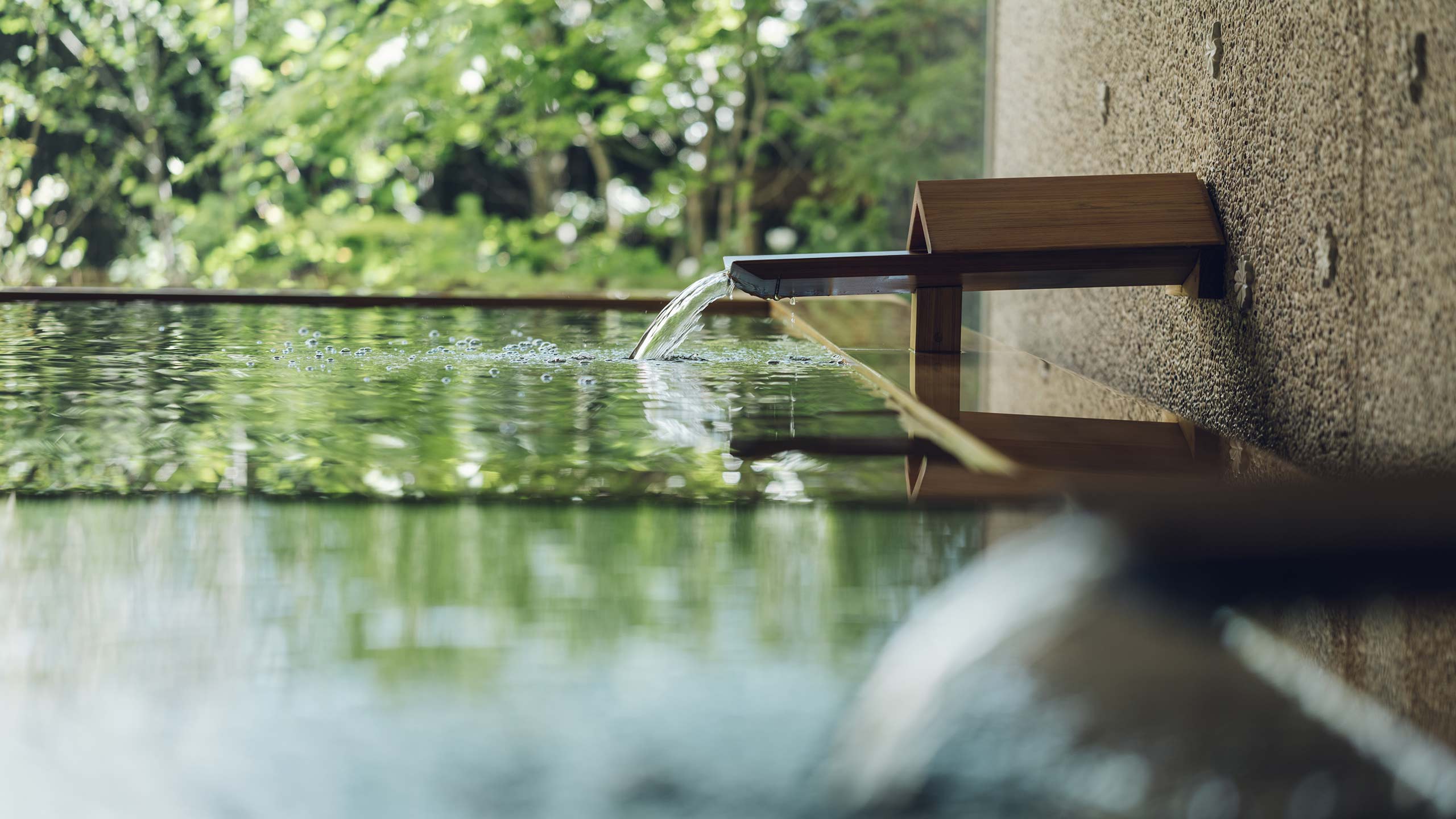 hoshino-resorts-kai-beppu-japan-public-hot-spring-flowing-water