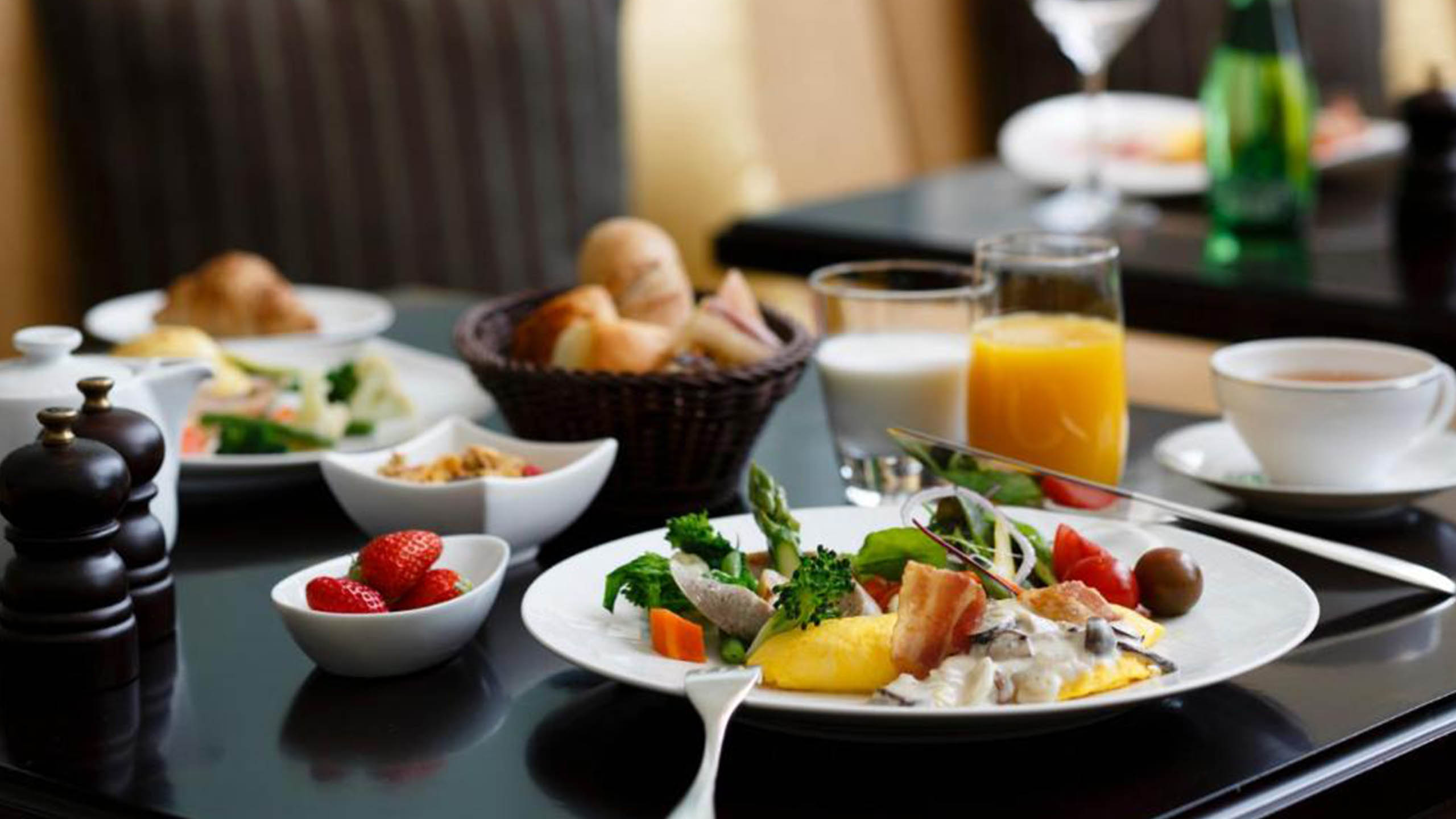 tokyo-station-hotel-japan-salad