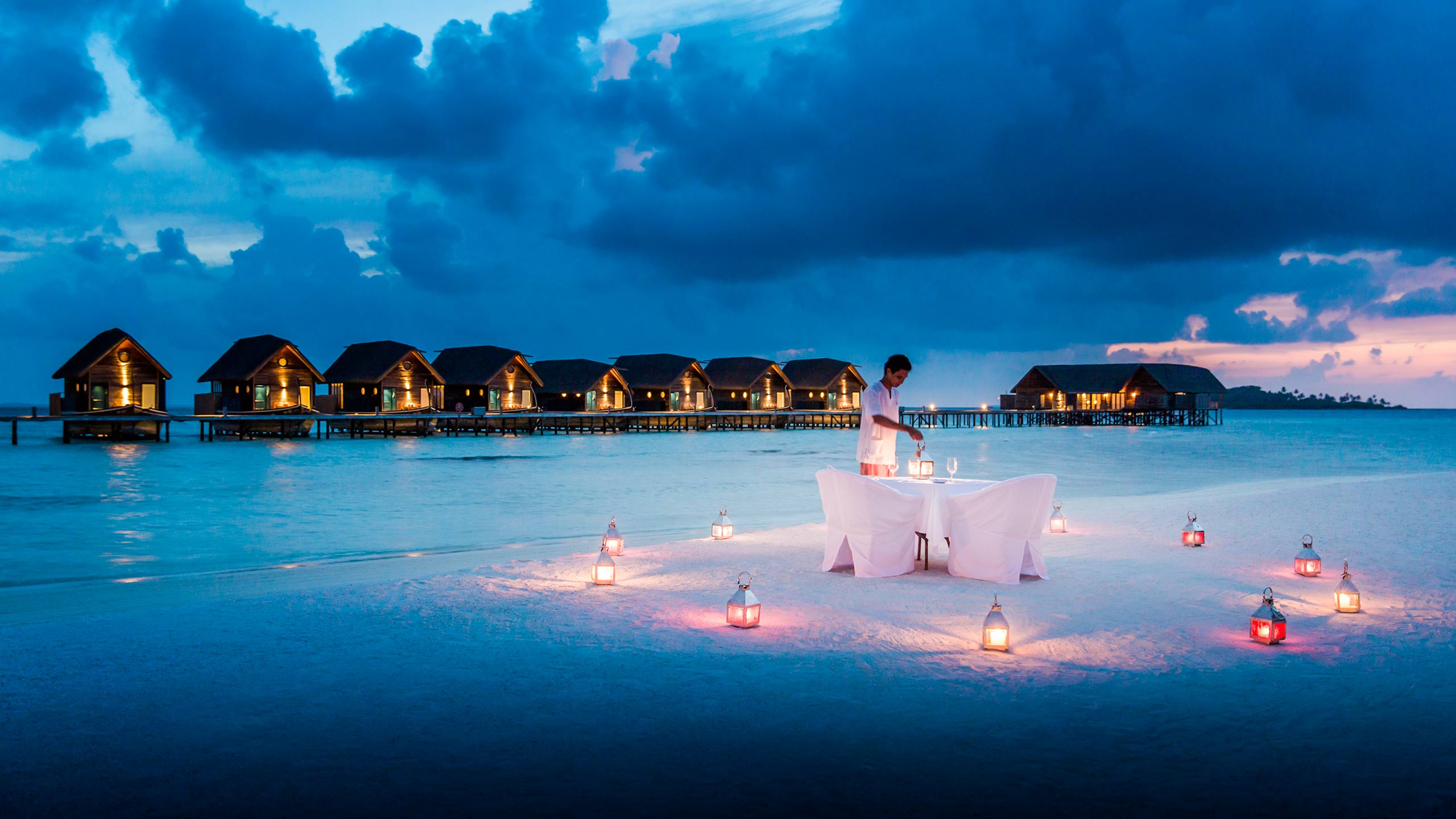 como-cocoa-island-maldives-candlelit-beach-dinner