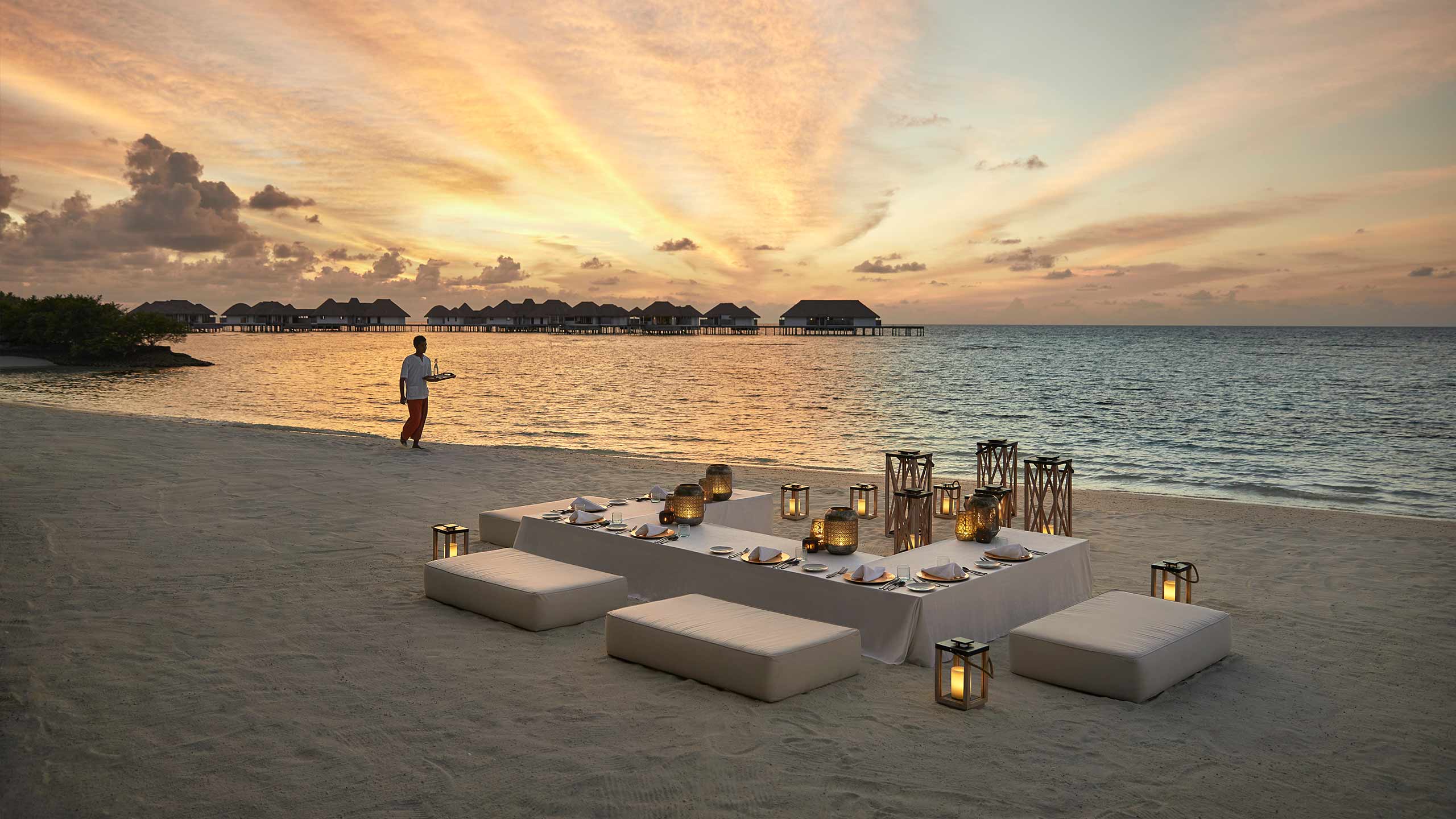 como-maalifushi-thaa-atoll-maldives-beachside-middle-east-dining-setup