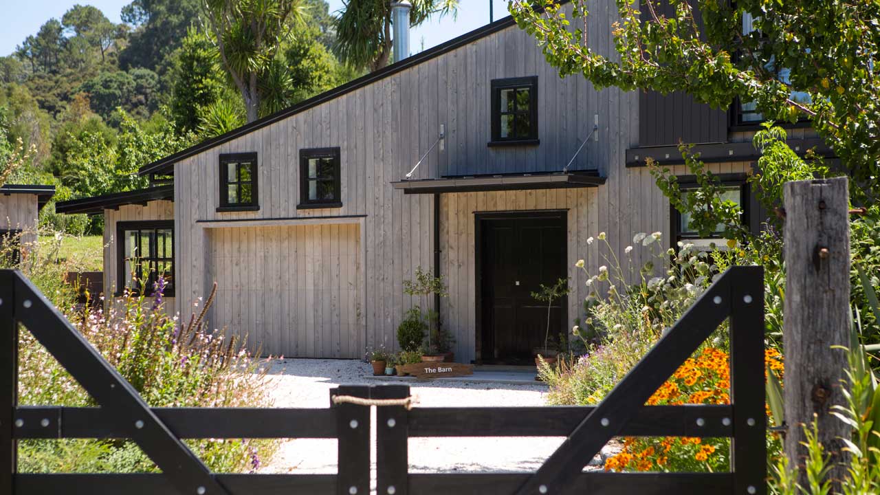 the-barn-970-lonely-bay-new-zealand-accommodation