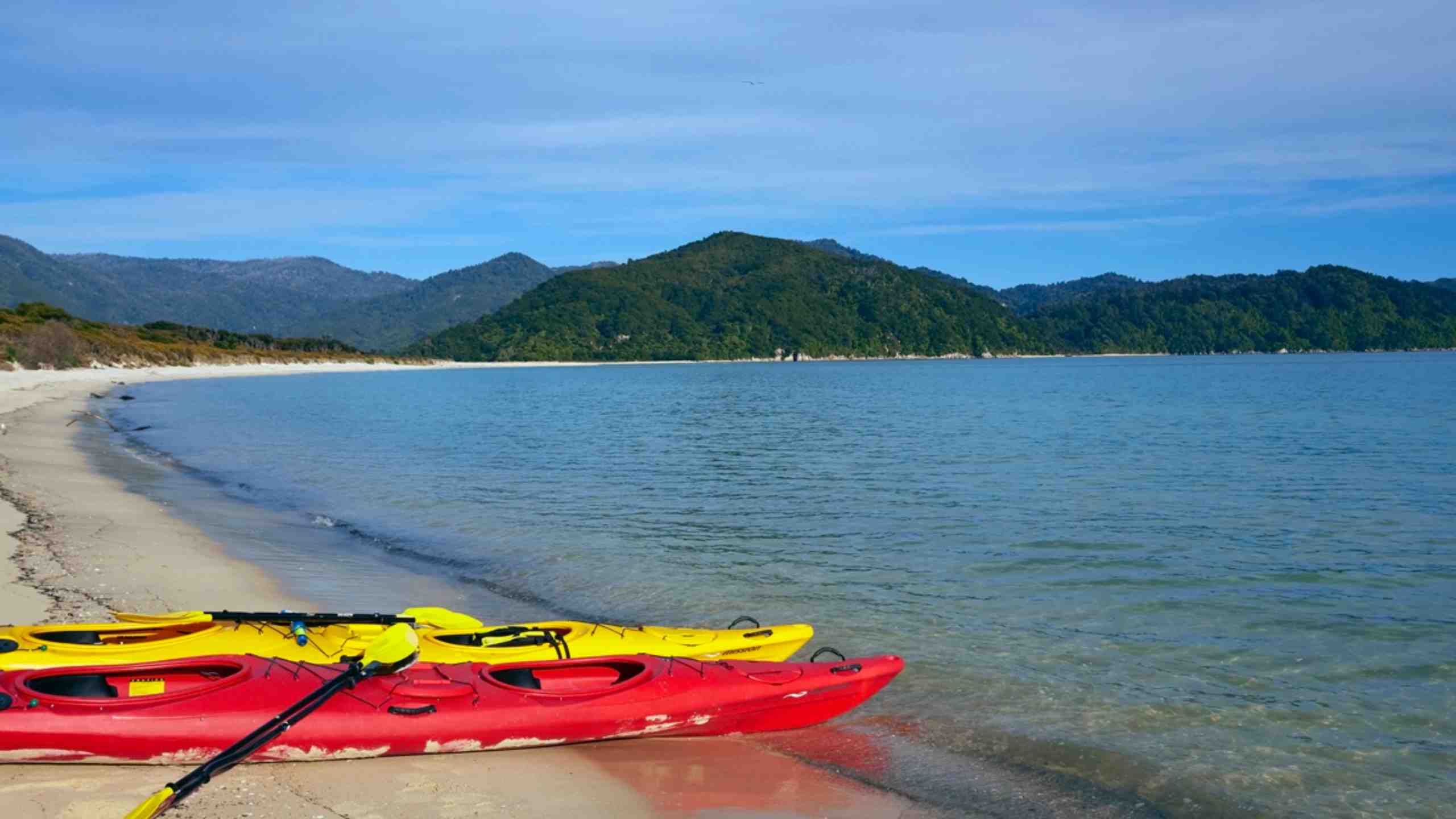 awaroa-lodge-abel-tasman-national-park-new-zealand-beach-kayak