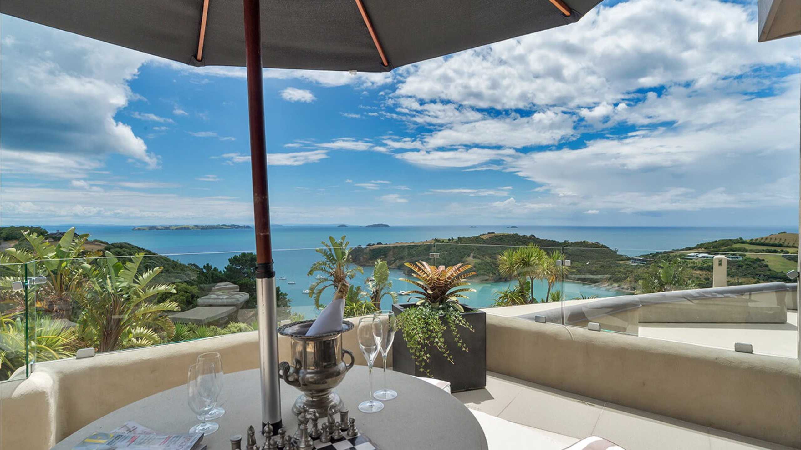 delamore-lodge-luxury-waiheke-island-new-zealand-balcony-dining