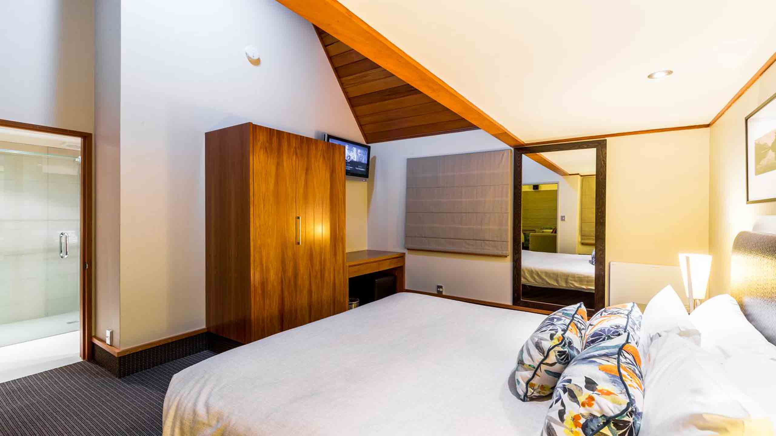 distinction-te-anau-hotel-and-villas-new-zealand-room