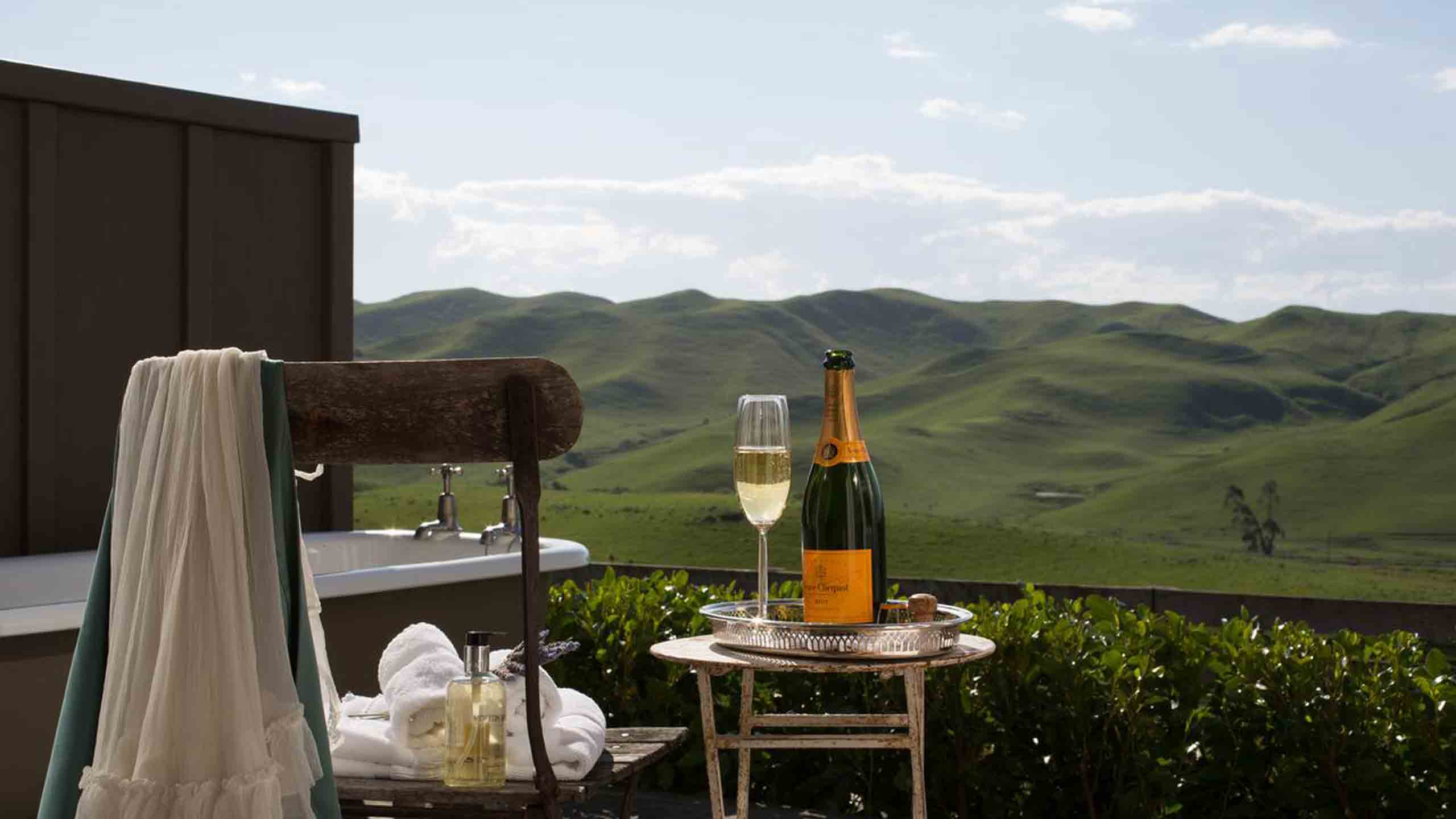 greenhill-lodge-napier-hawkes-bay-new-zealand-champagne-on-deck