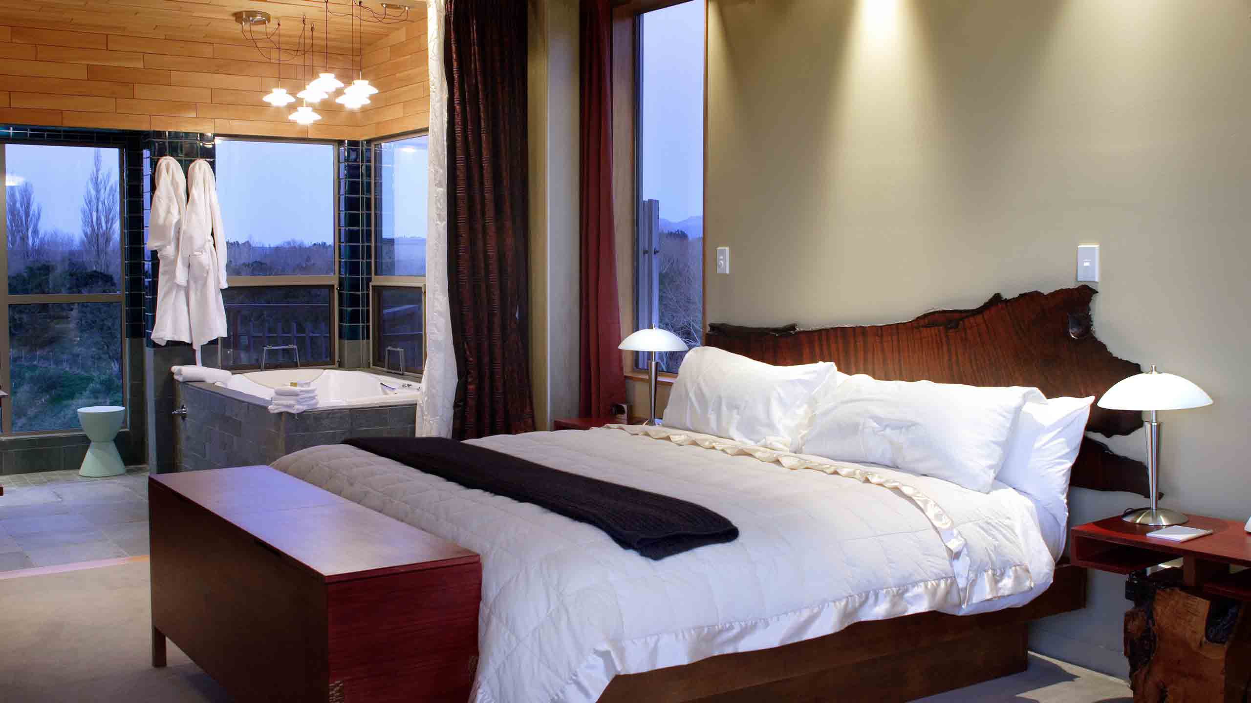 hapuku-lodge-and-treehouse-luxury-new-zealand-treehouse-bed-bedroom