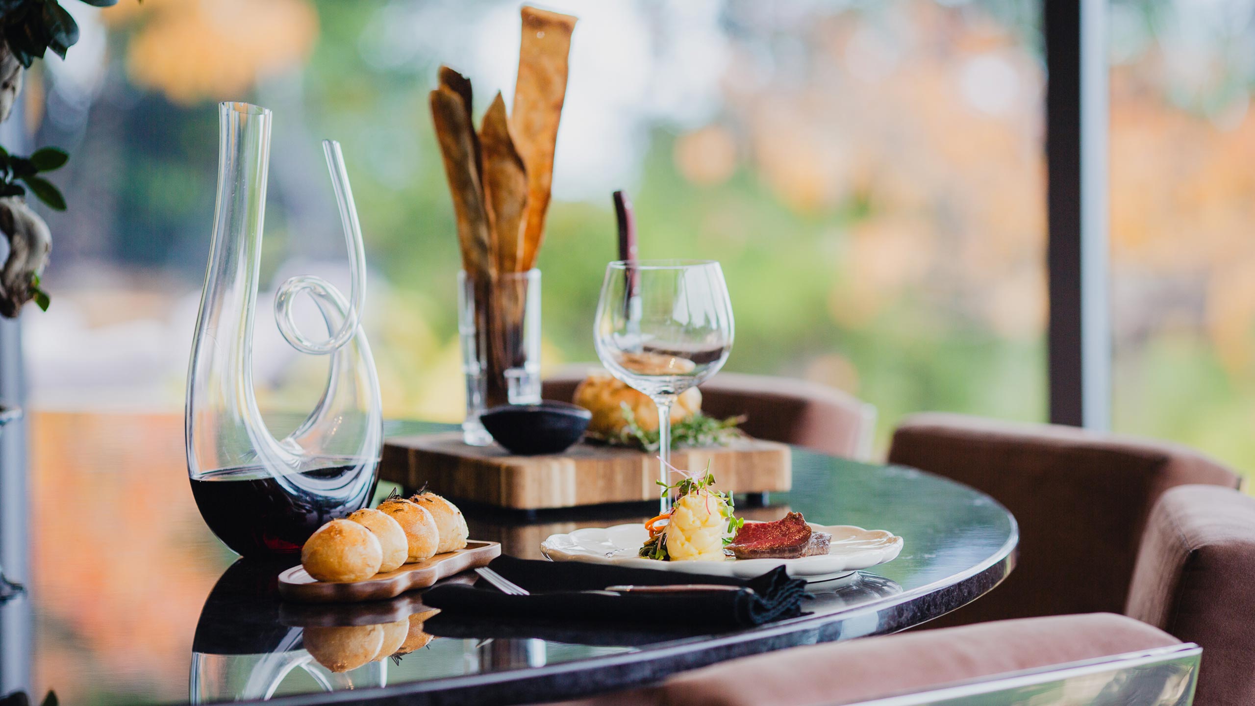 dining-exterior-lodge-by-the-beach-kaiteriteri-tasman-new-zealand.jpg
