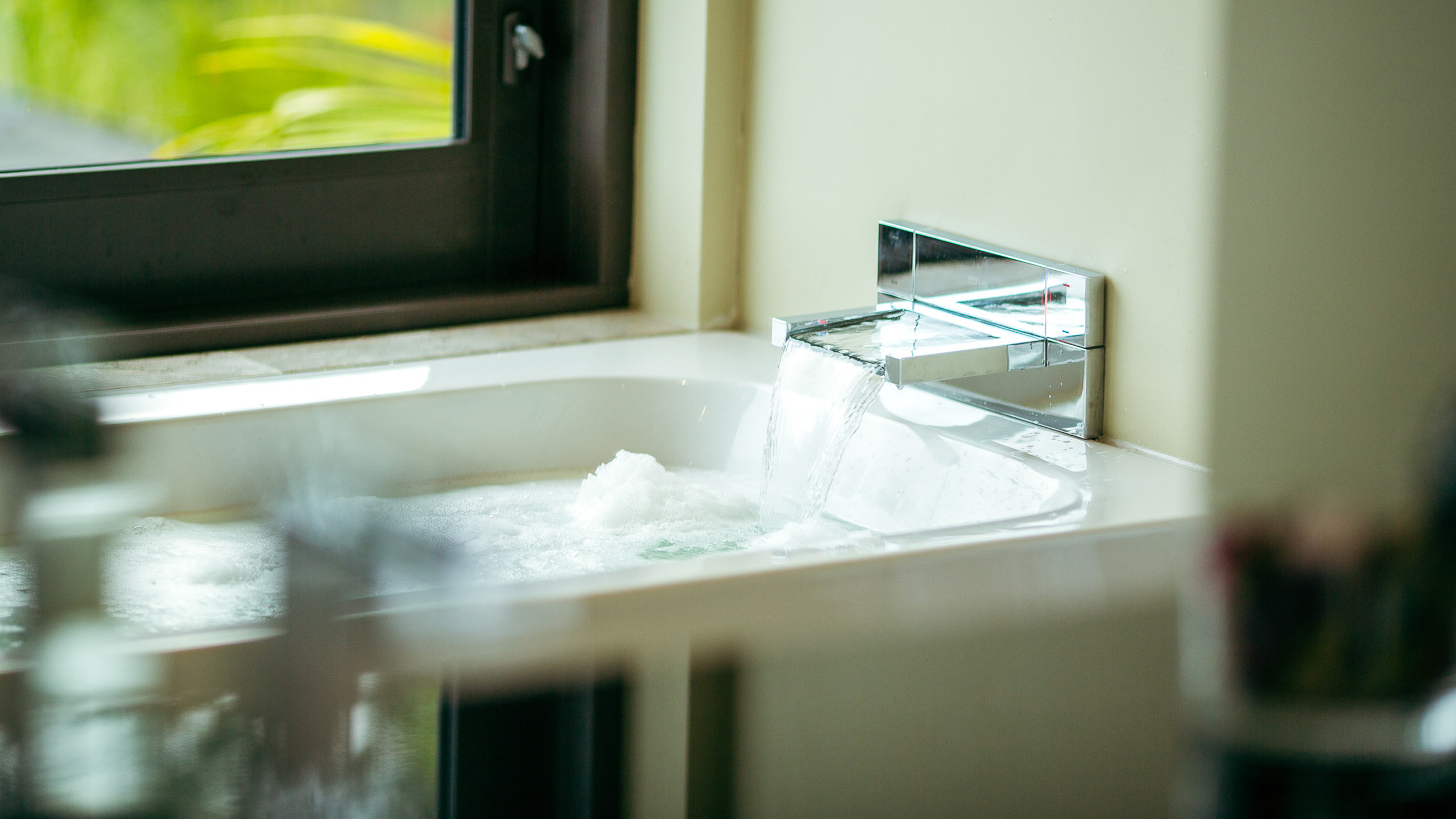 relaxing-bath-with-spring-water-lodge-by-the-beach-kaiteriteri-tasman-new-zealand