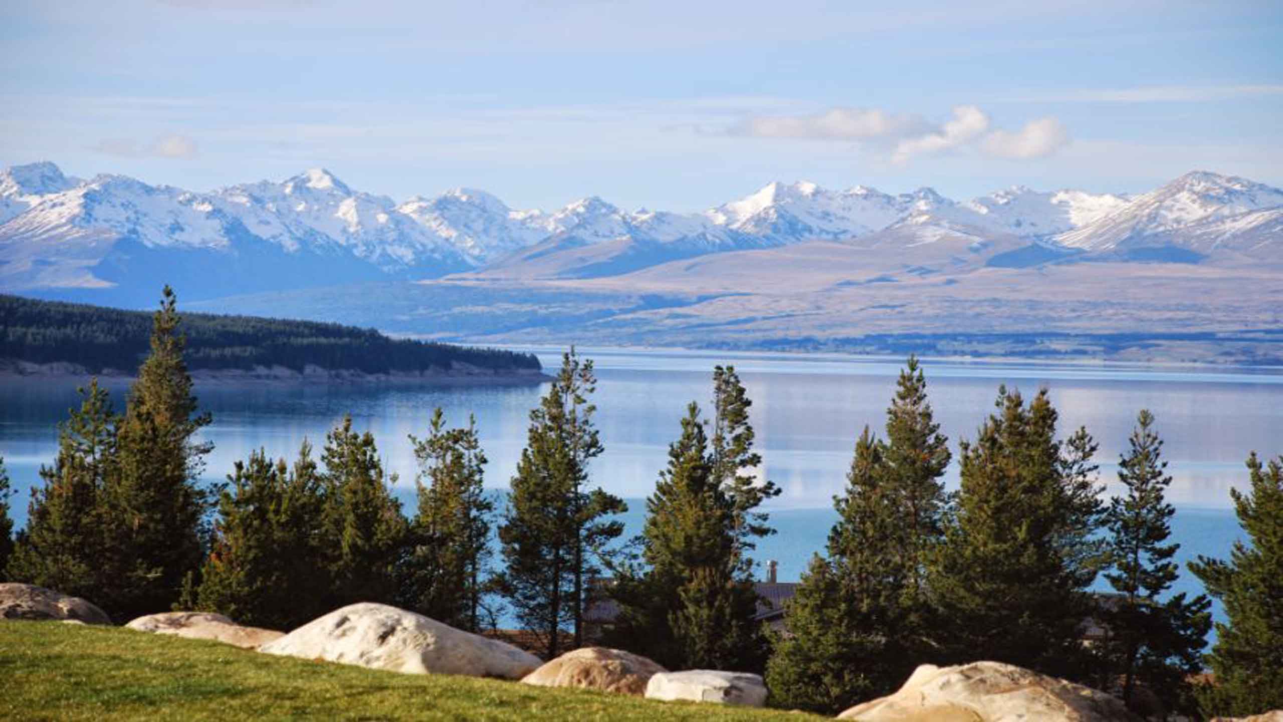 mt-cook-lakeside-retreat-new-zealand-view-over-lake-pukaki-in-foreground