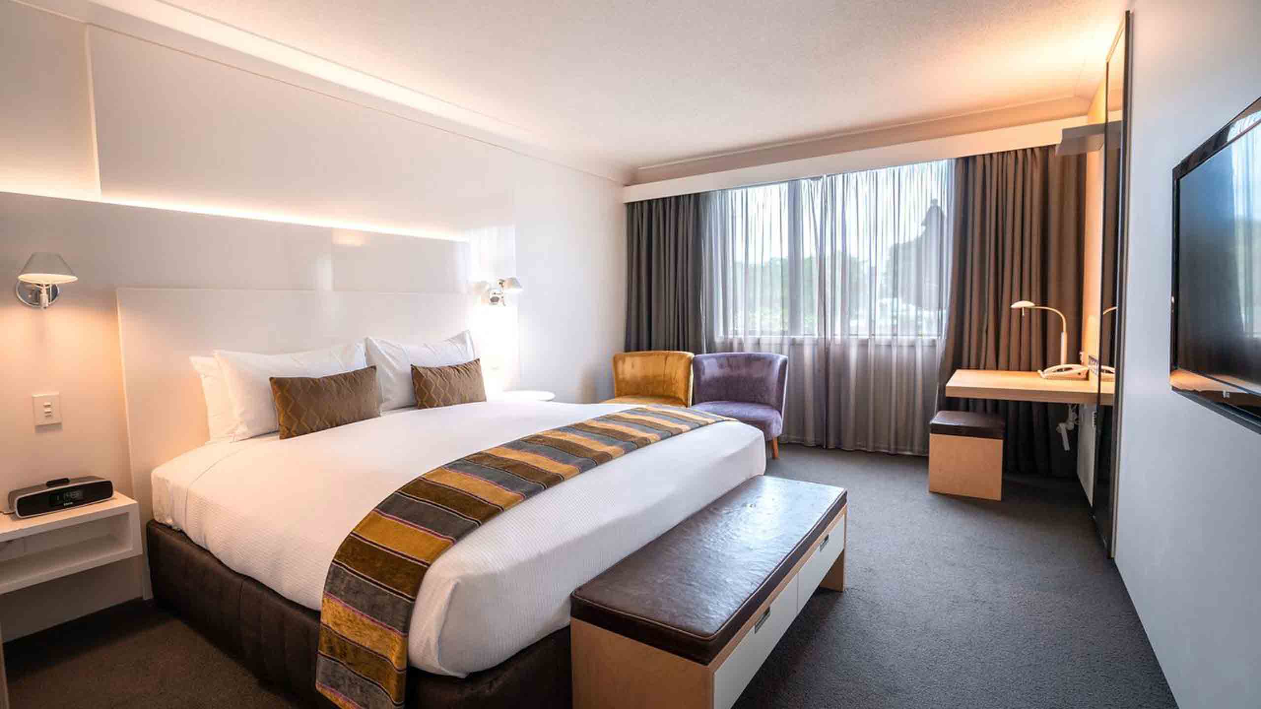 scenic-hotel-marlborough-new-zealand-bedroom-bed