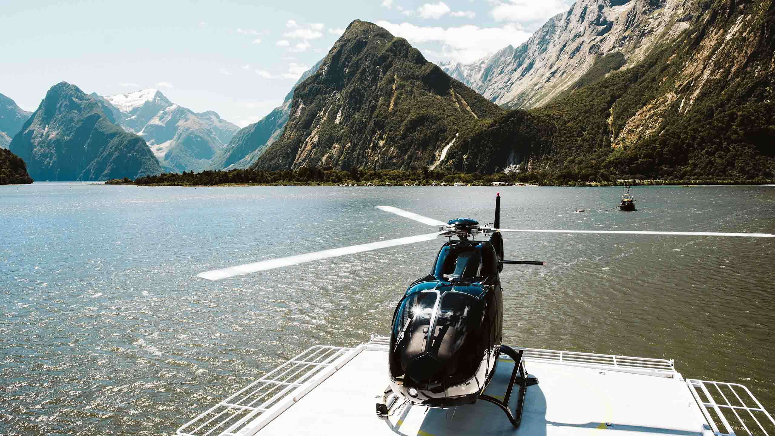 Fiordland-jewel-milford-sounds-new-zealand-helicopter