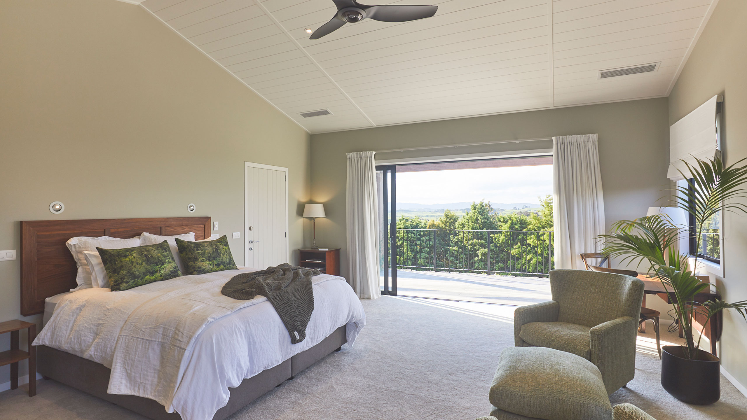 te-arai-lodge-auckland-new-zealand-bedroom-out-to-deck