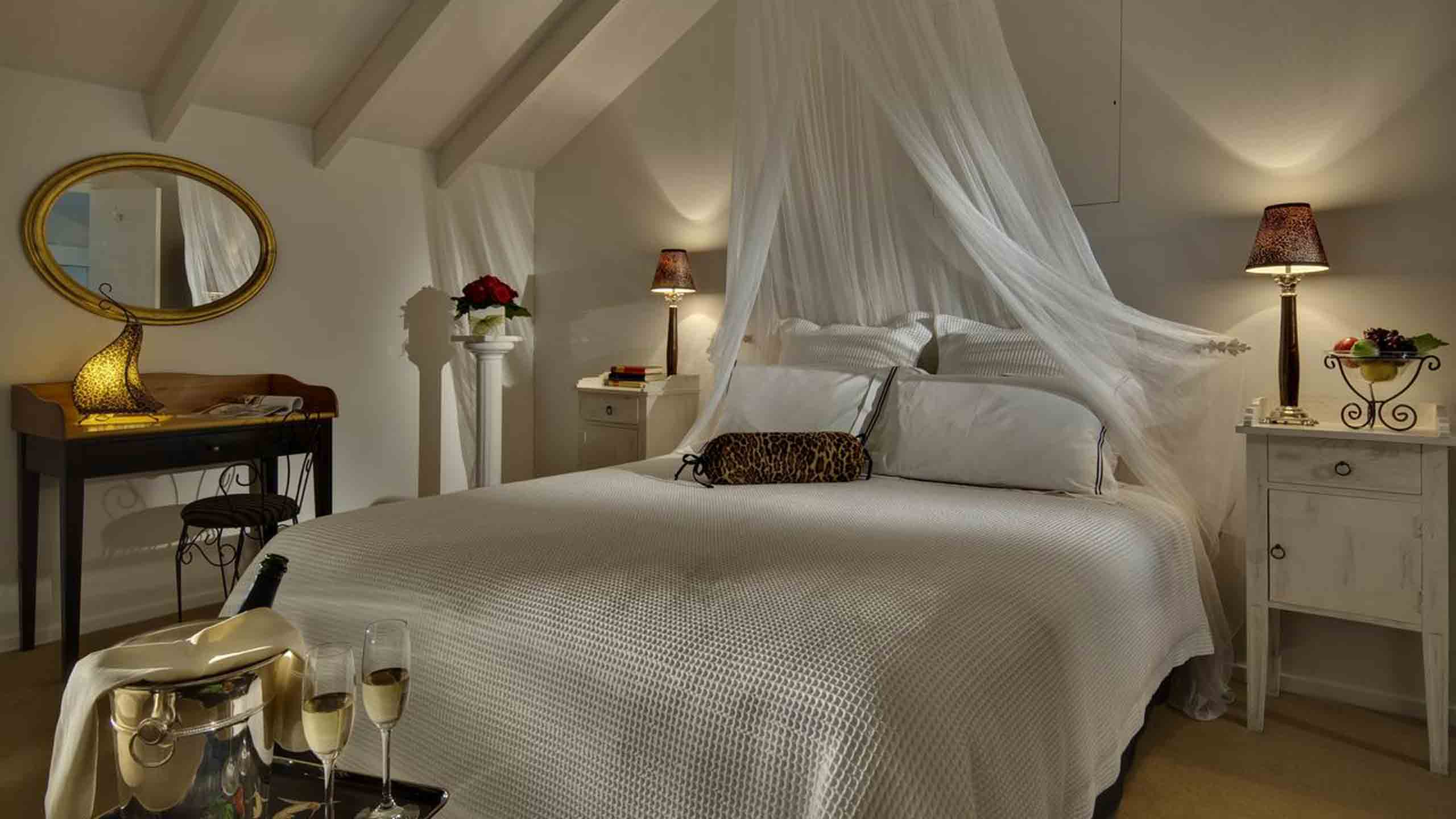 the-peppertree-hotel-luxury-marlborough-new-zealand-bed-champagne-room